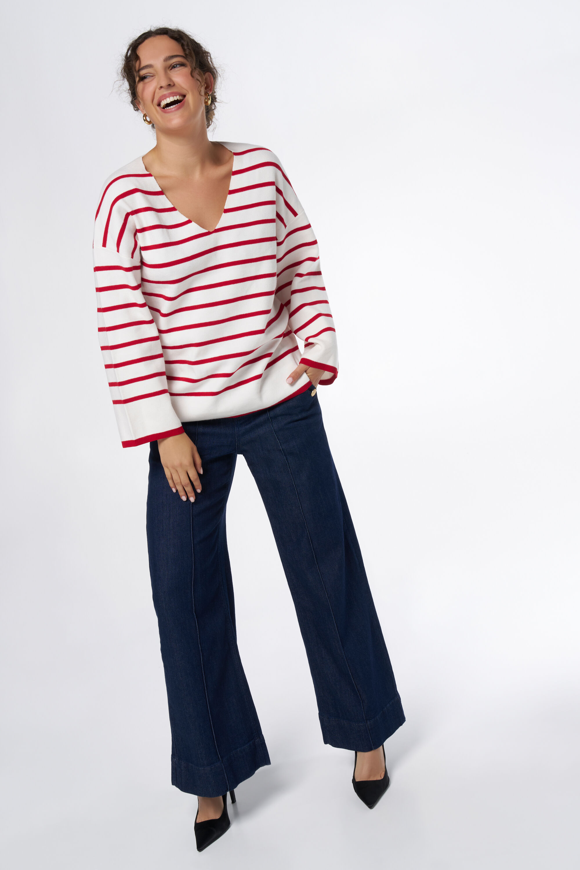 Su&eacute;ter con cuello en V  image number 5