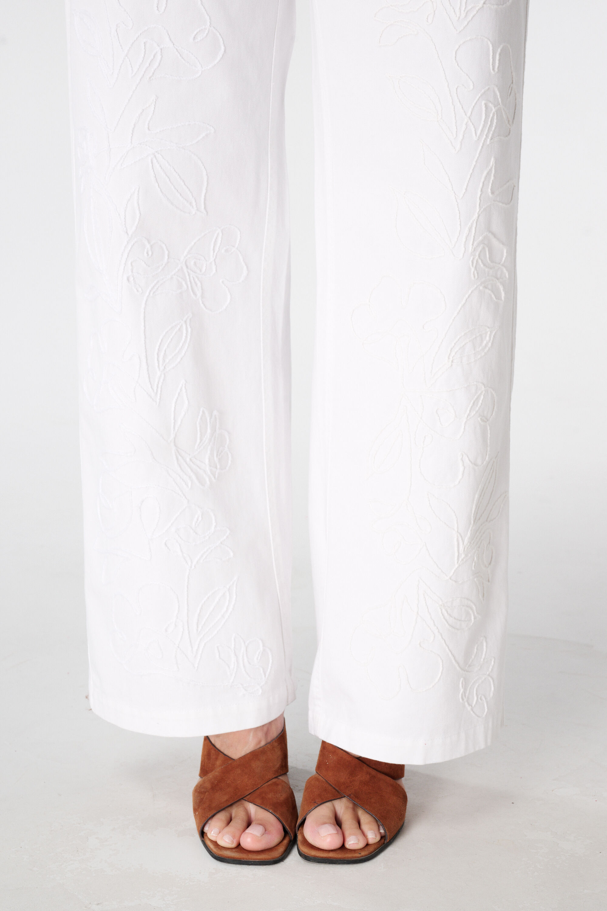 Vaqueros wide leg con bordado image number 4