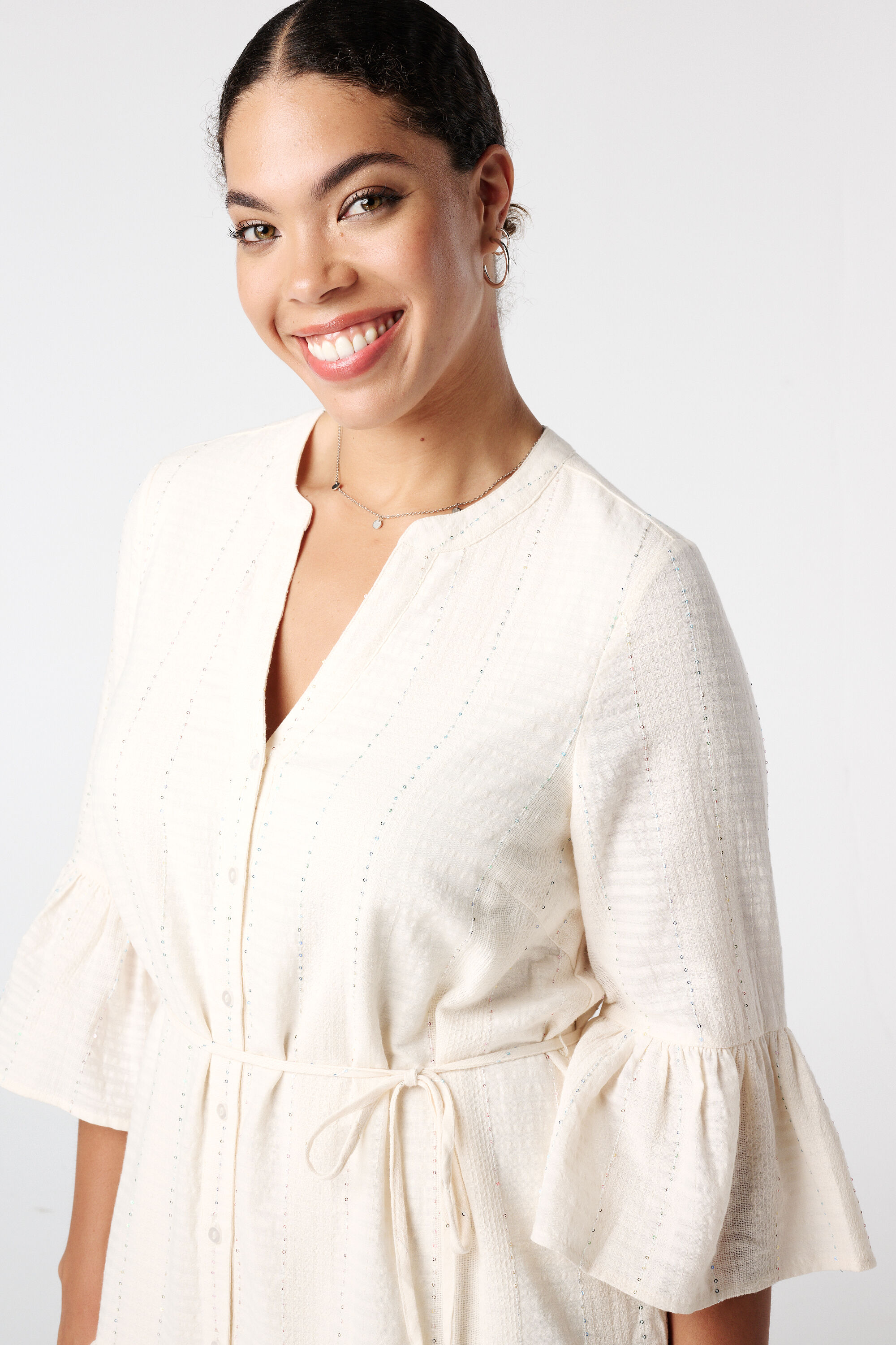 Vestido con lentejuelas decorativas image number 4