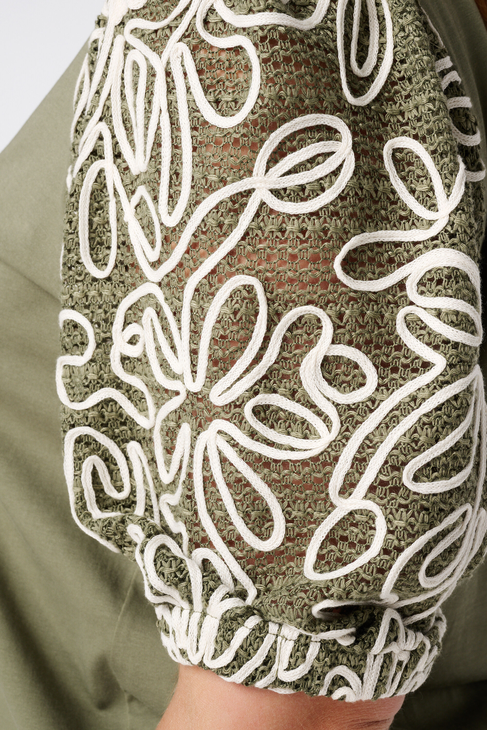 Camiseta con mangas bordadas image number 6