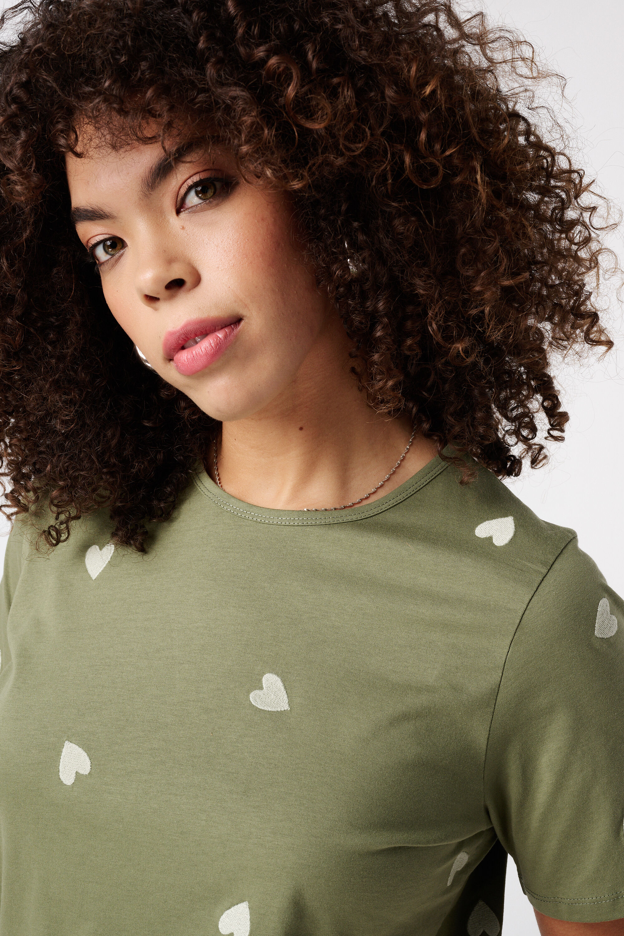 Camiseta con corazones bordados image number 4