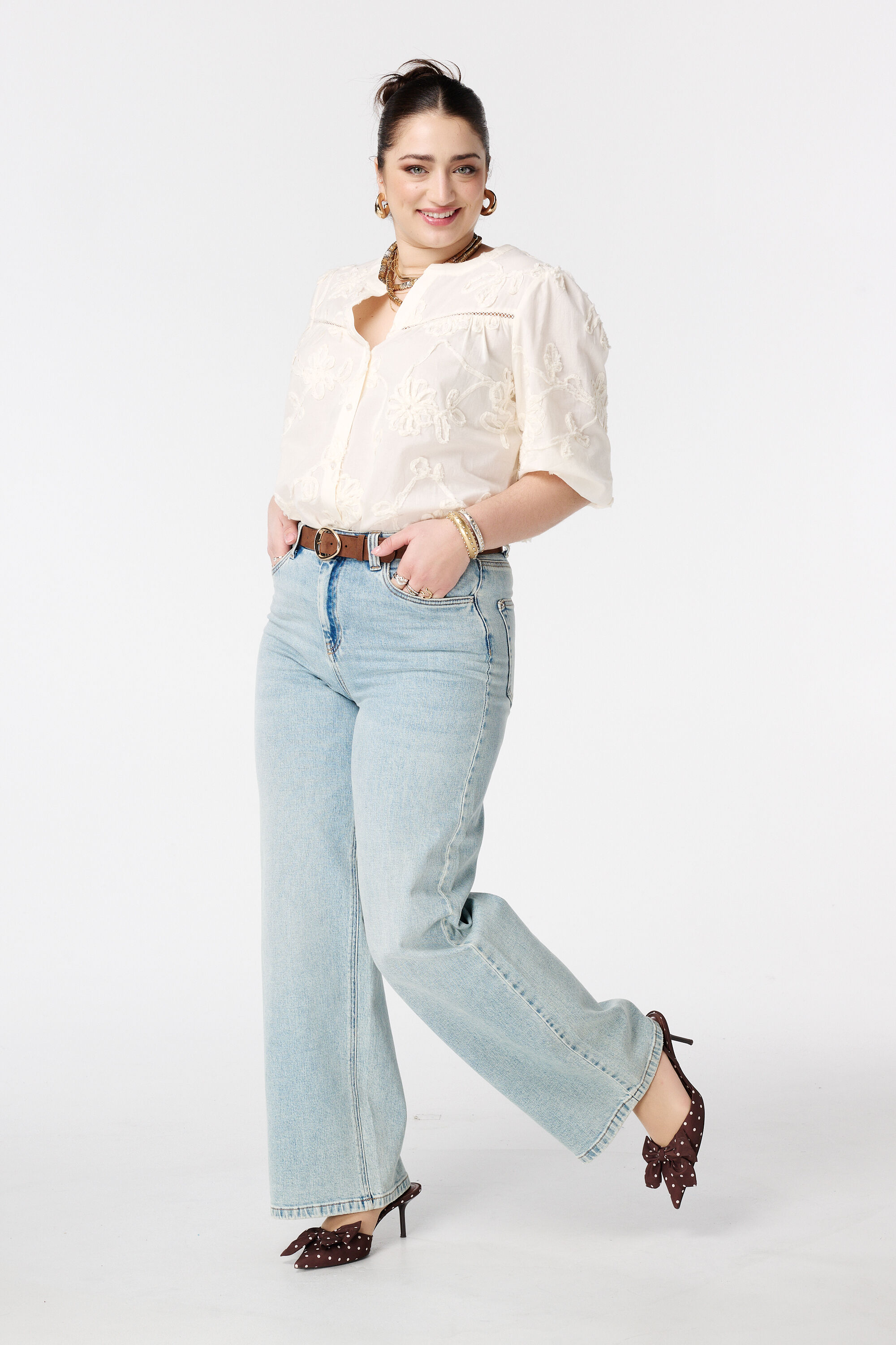 Blusa con flores bordadas image number 5