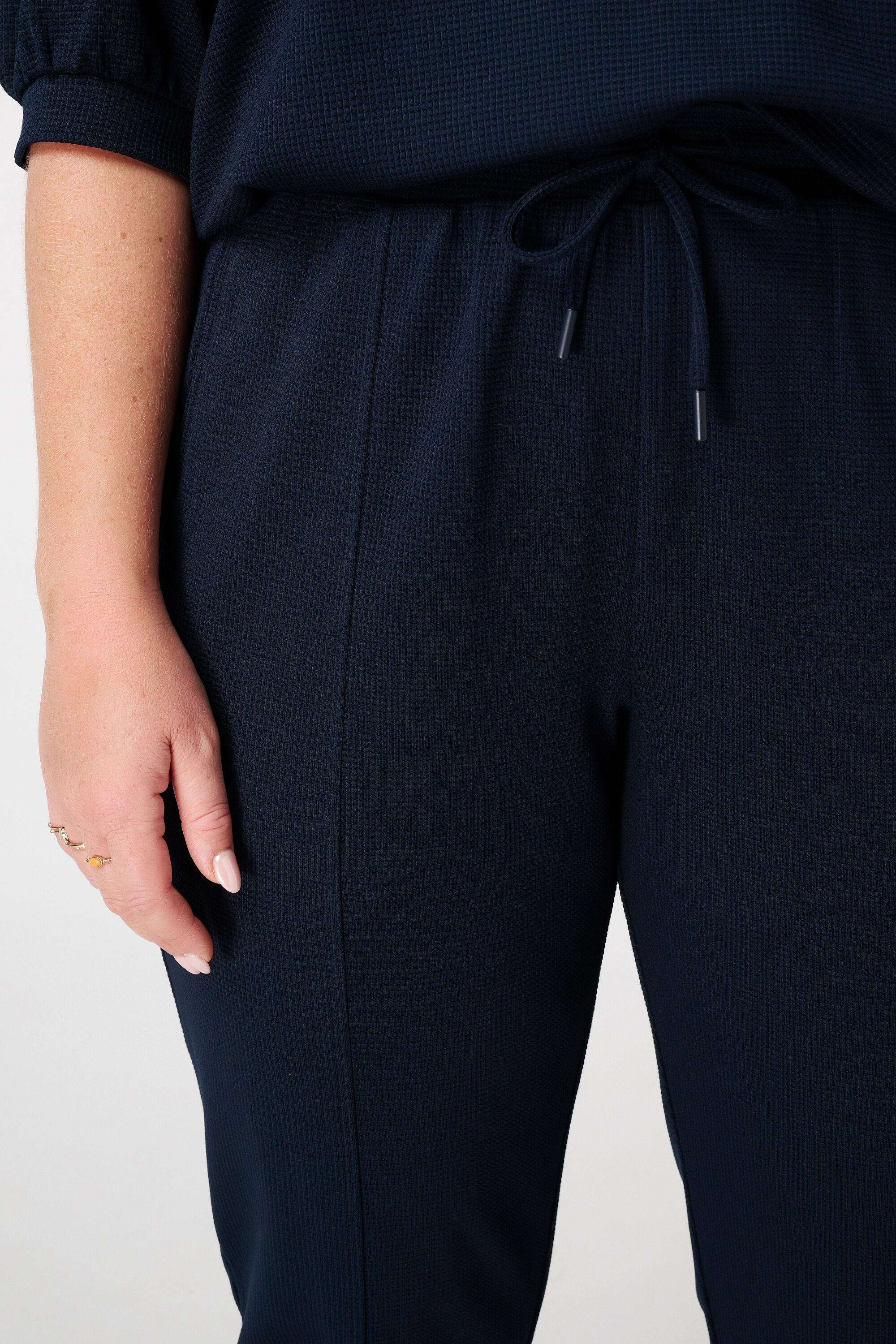 Pantalones con un pespunte decorativo  image number 4