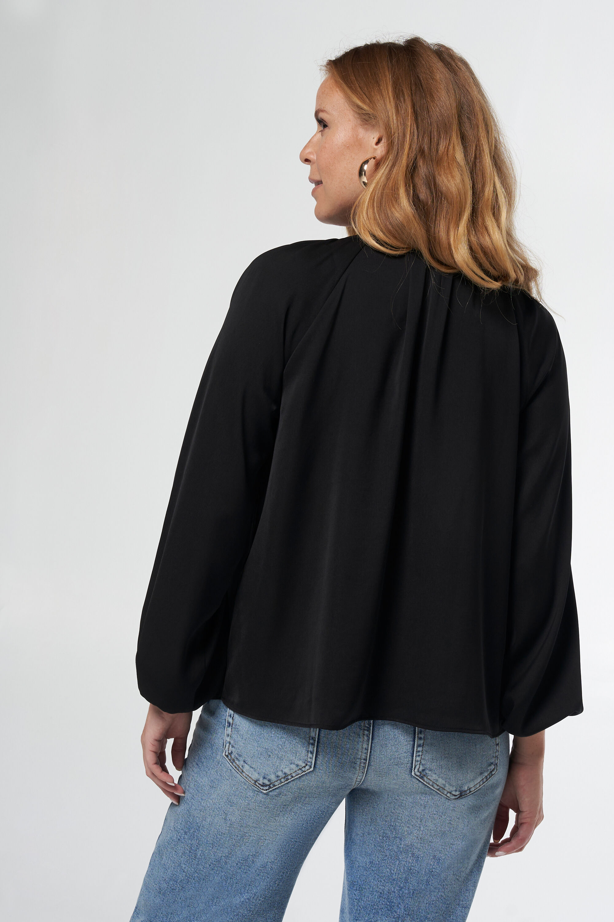 Blusa con botones dorados image number 3