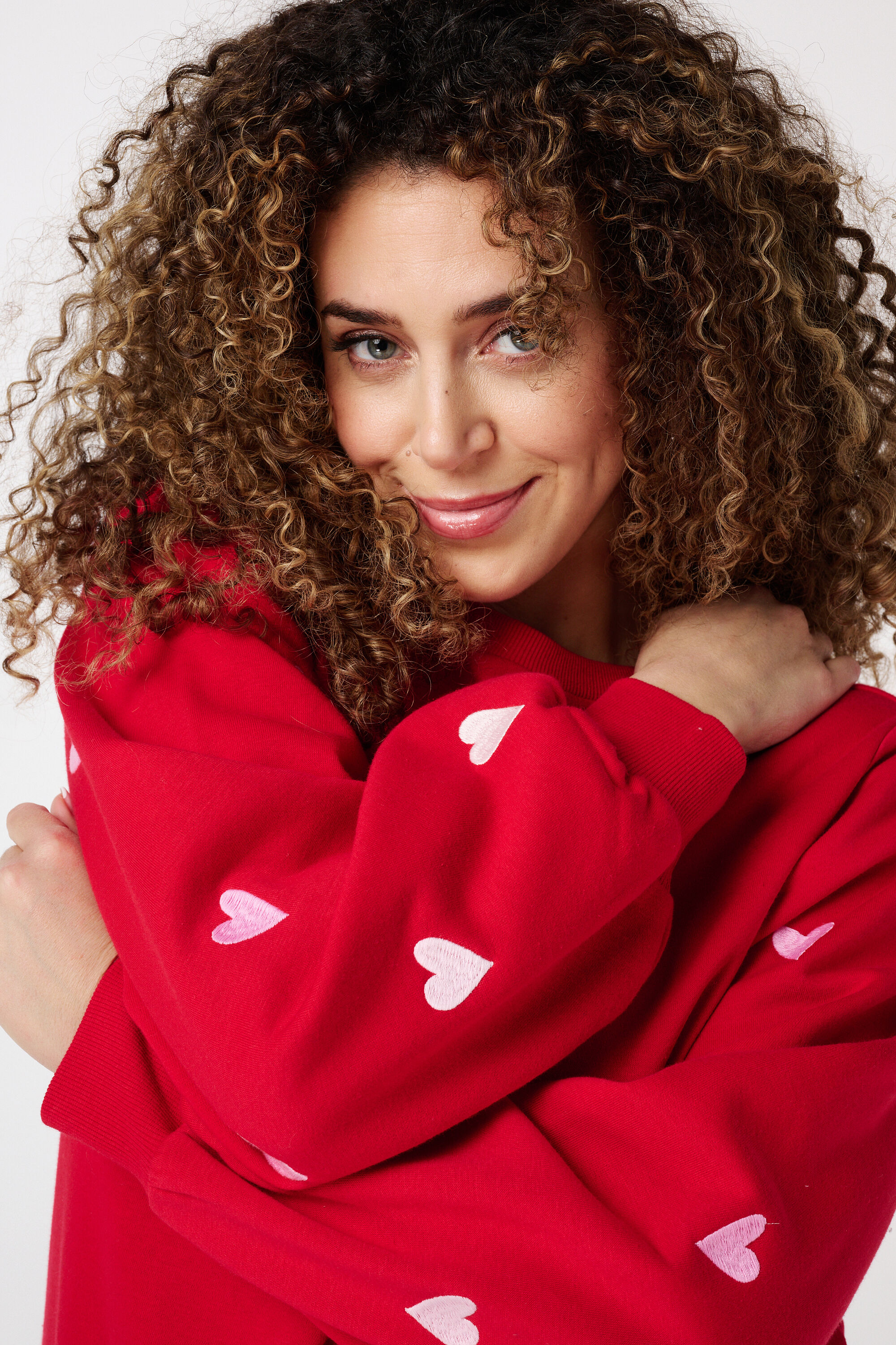 Su&eacute;ter con patr&oacute;n de corazones image number 4