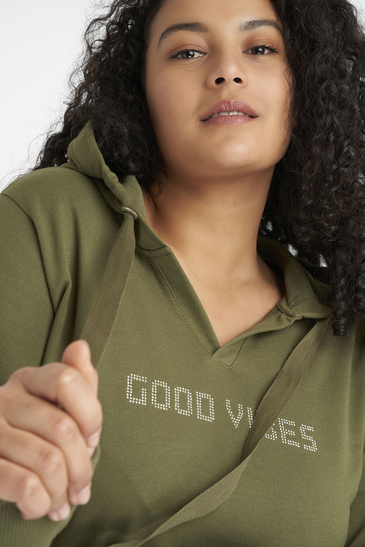 Su&eacute;ter largo con texto impreso image number 4