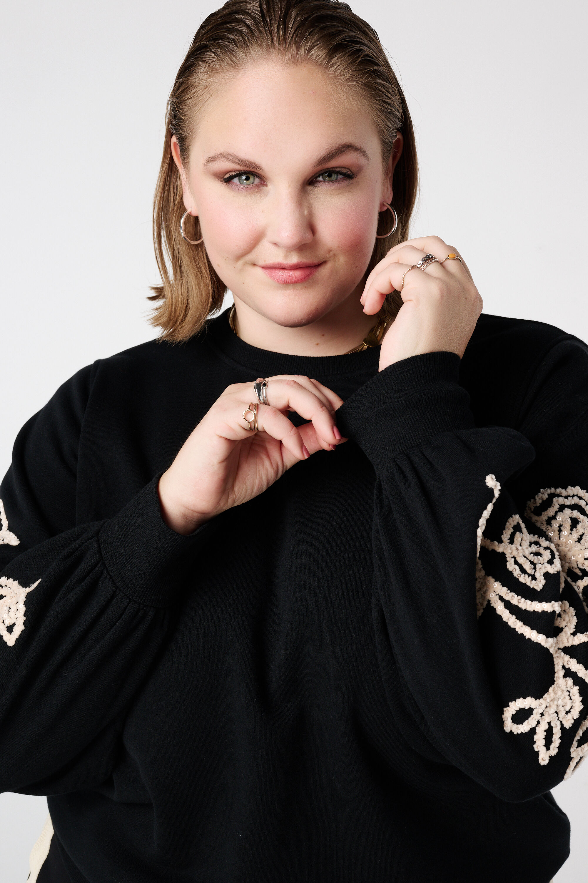 Jersey con bordados suaves en las mangas image number 4