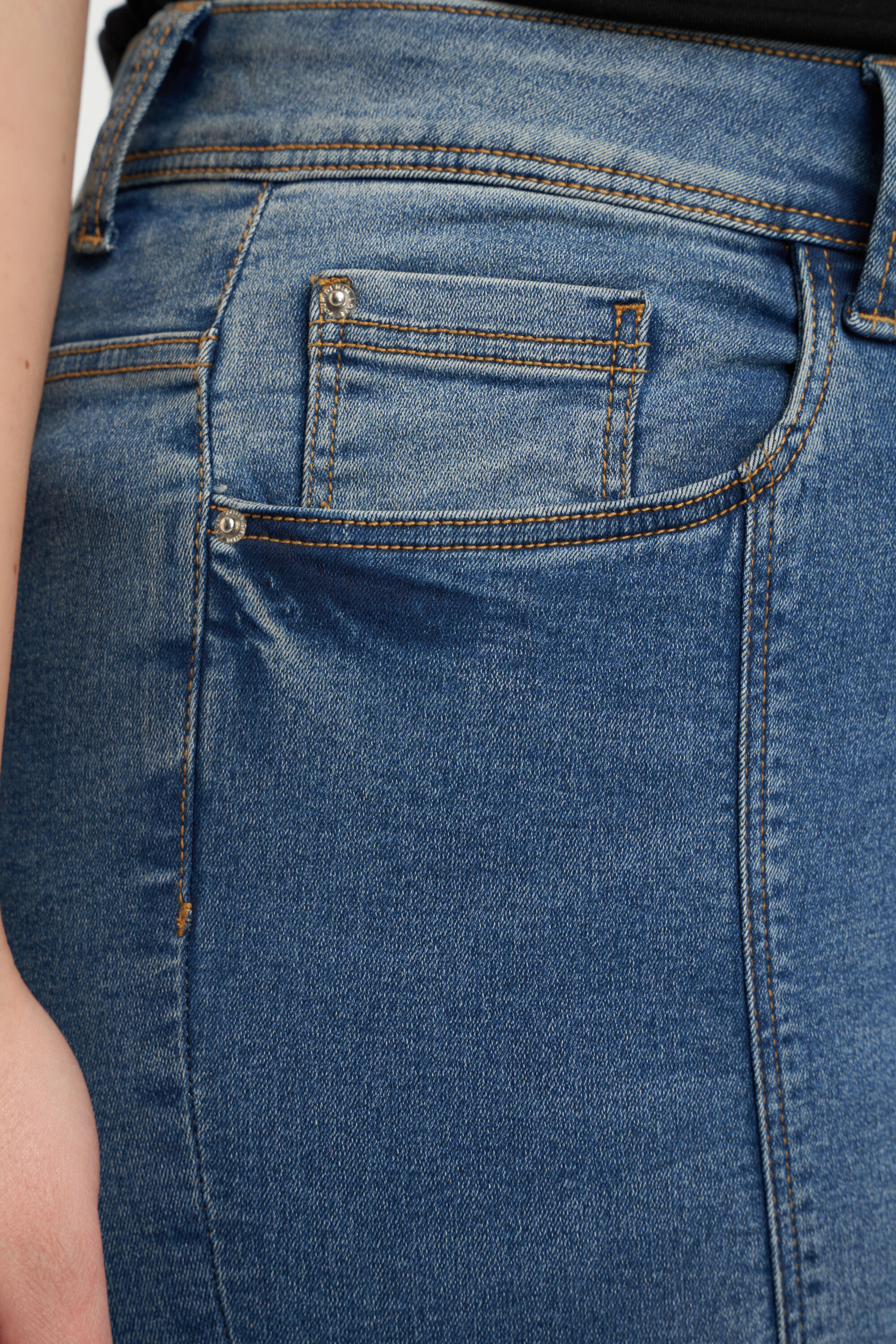 Pantalones tobilleros con detalles image number 5