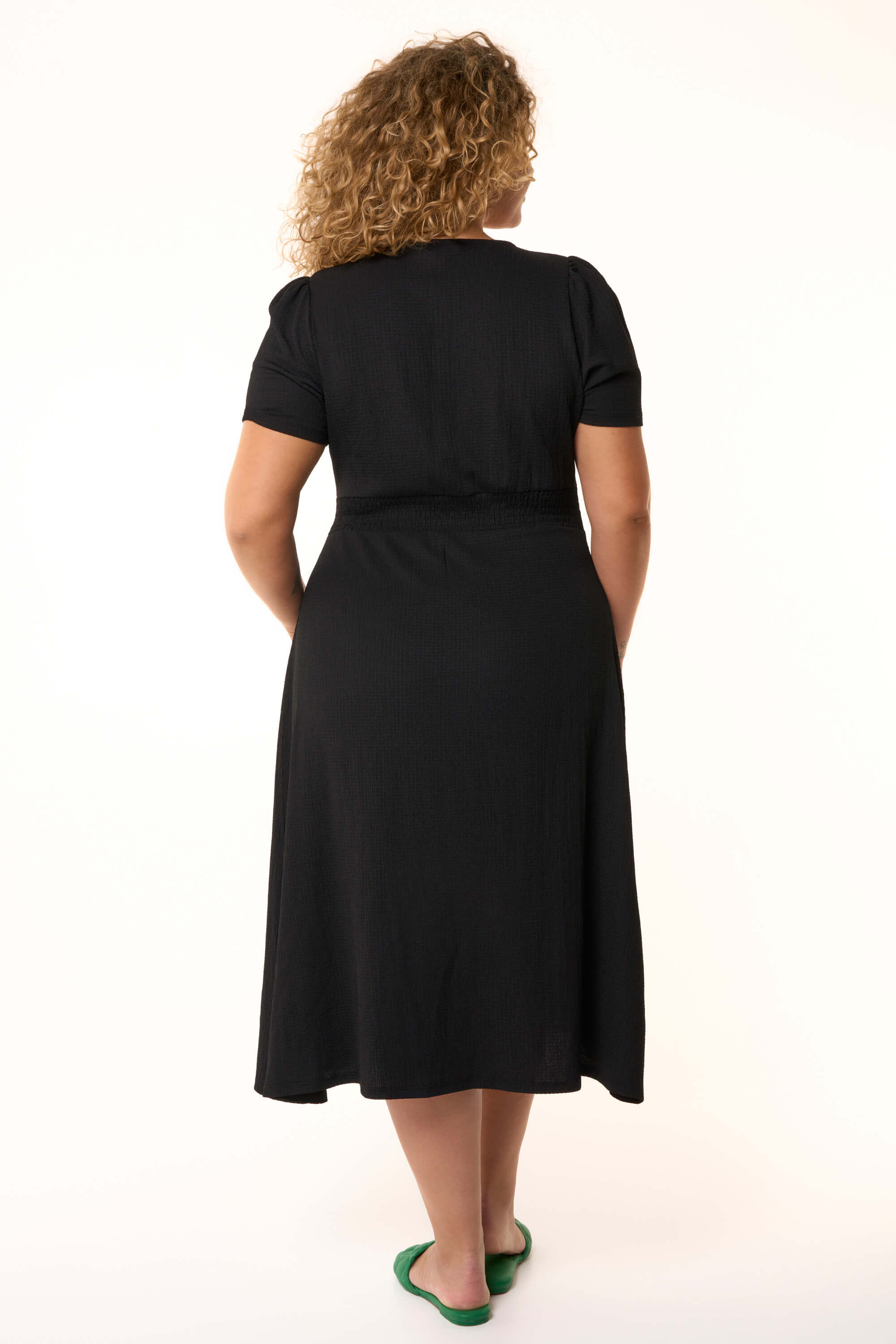 Vestido con una abertura image number 4