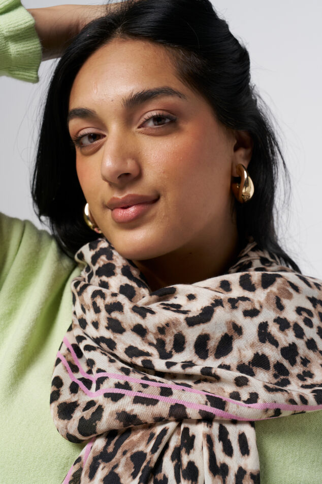 Bufanda con estampado de pantera image number 3