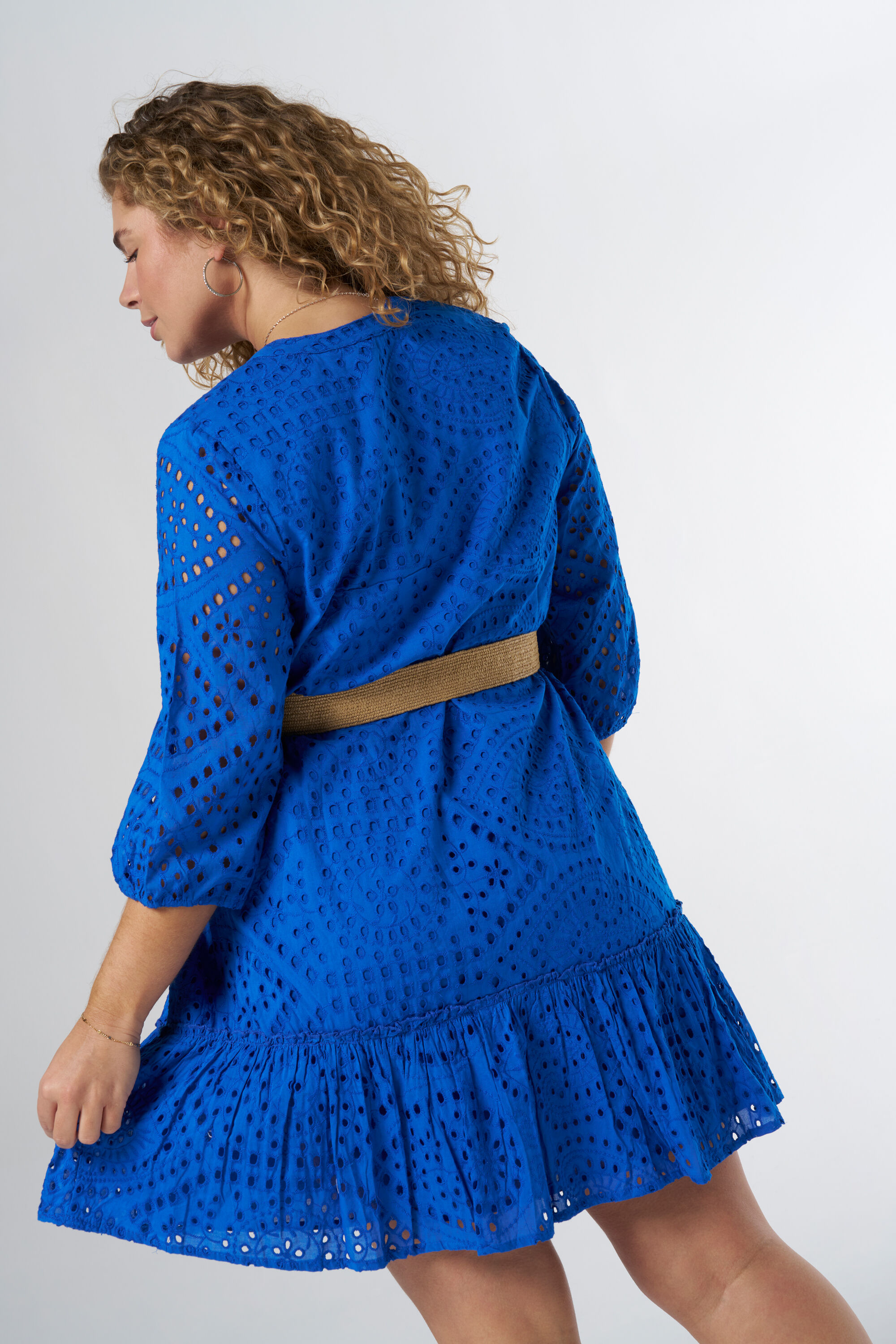 Vestido corto con bordado y un cinto image number 3