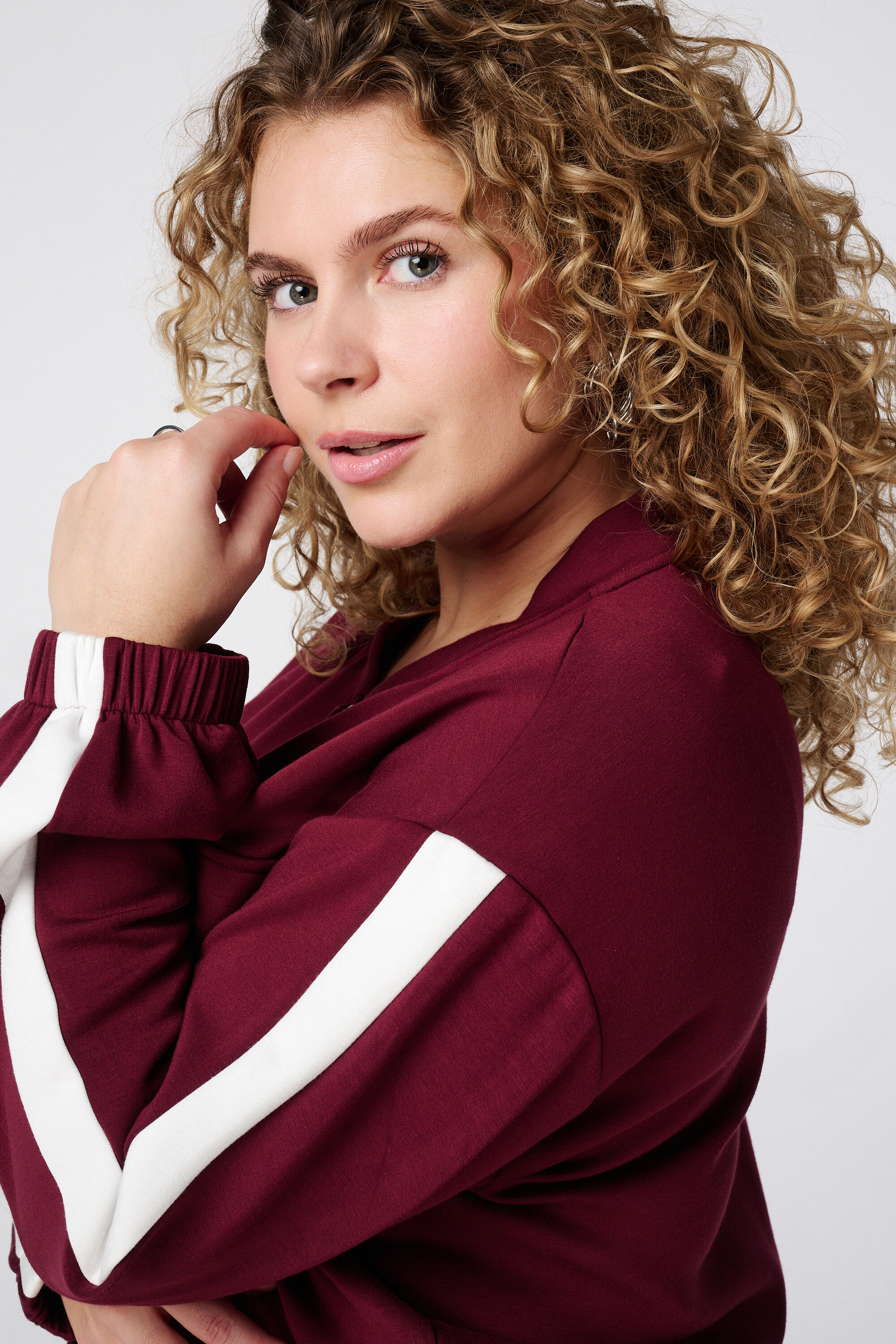 C&aacute;rdigan con raya en contraste image number 4