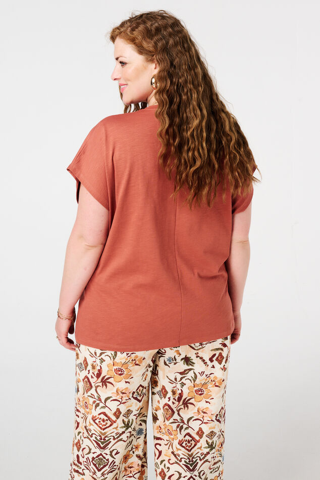 Camiseta con bordados image number 3