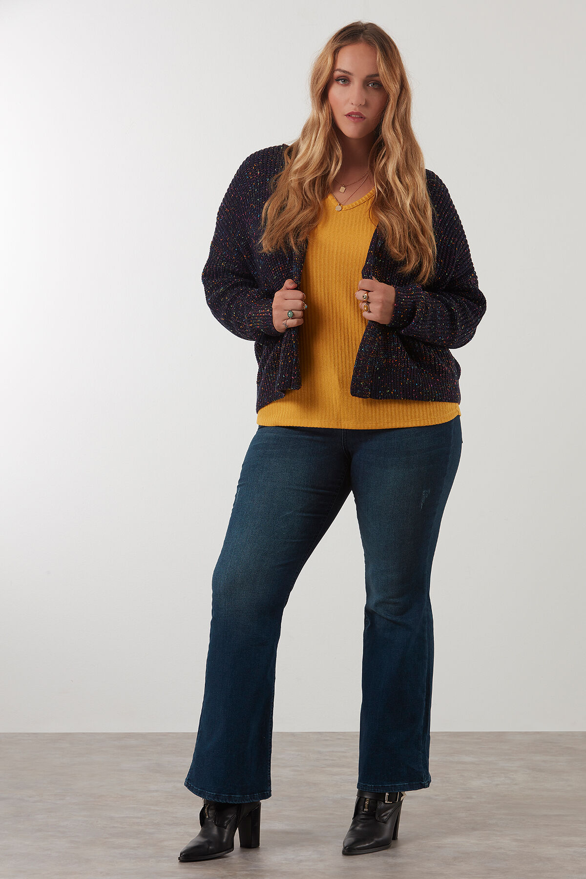 Vaqueros acampanados modelo SHAPING image number 5