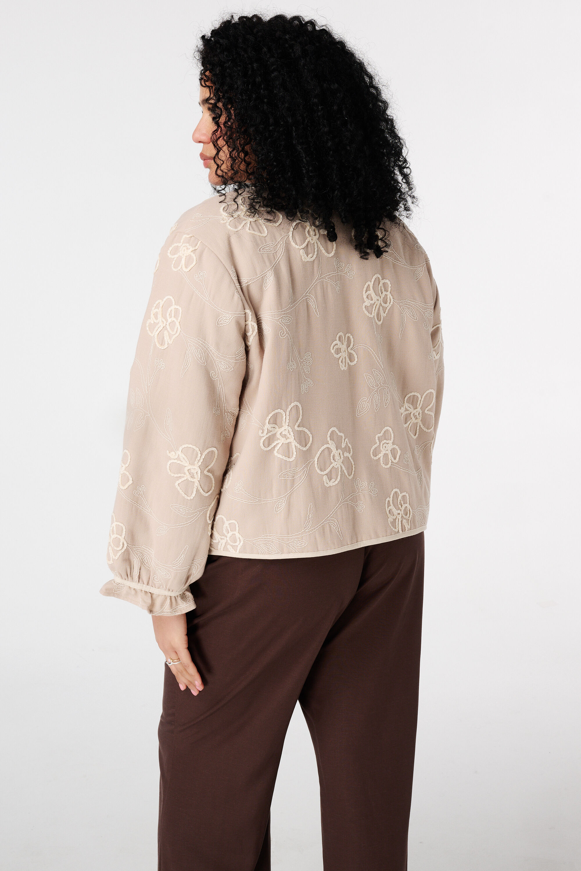 Chaqueta con flores bordadas image number 3