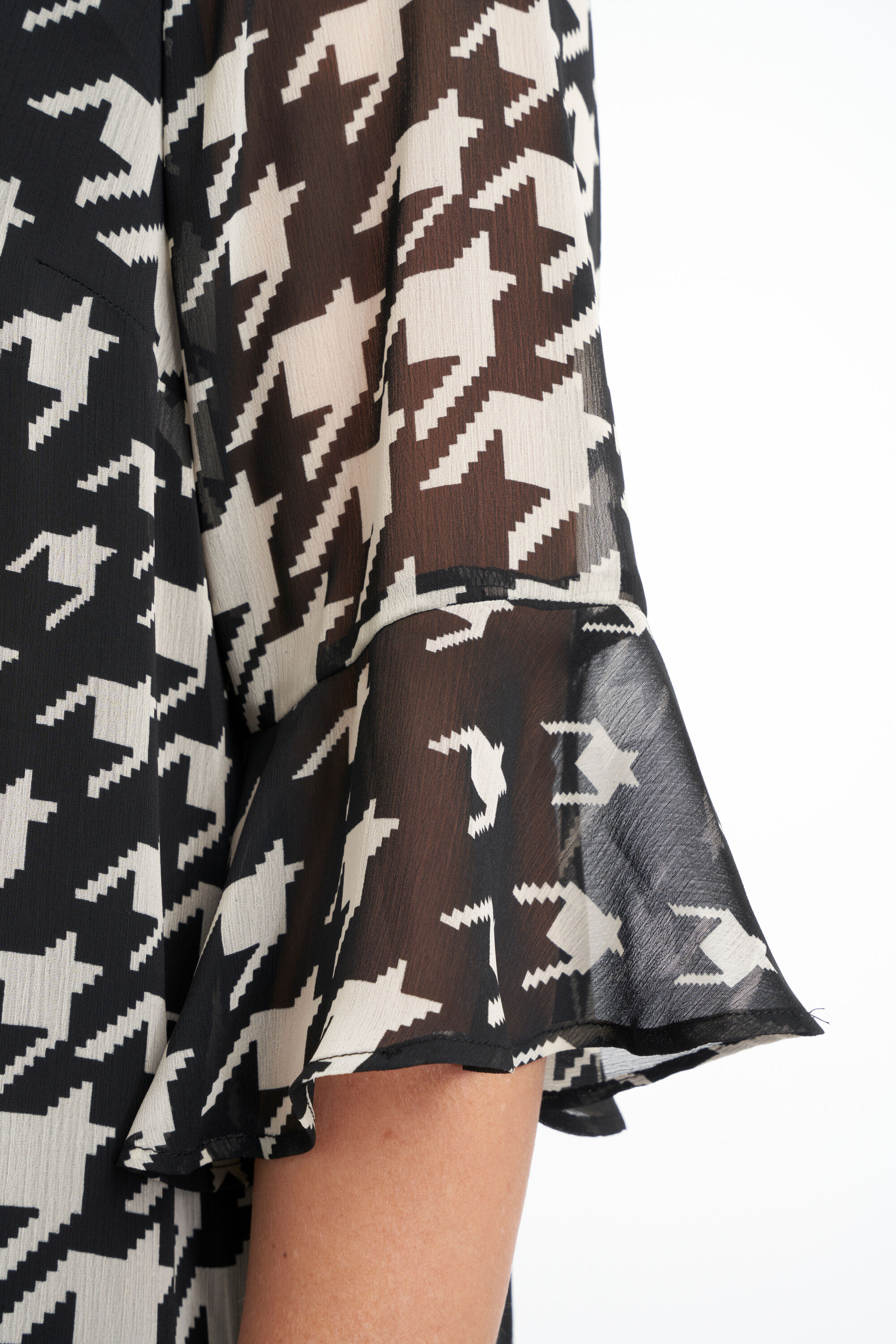 Vestido con flecos y estampado  image number 5