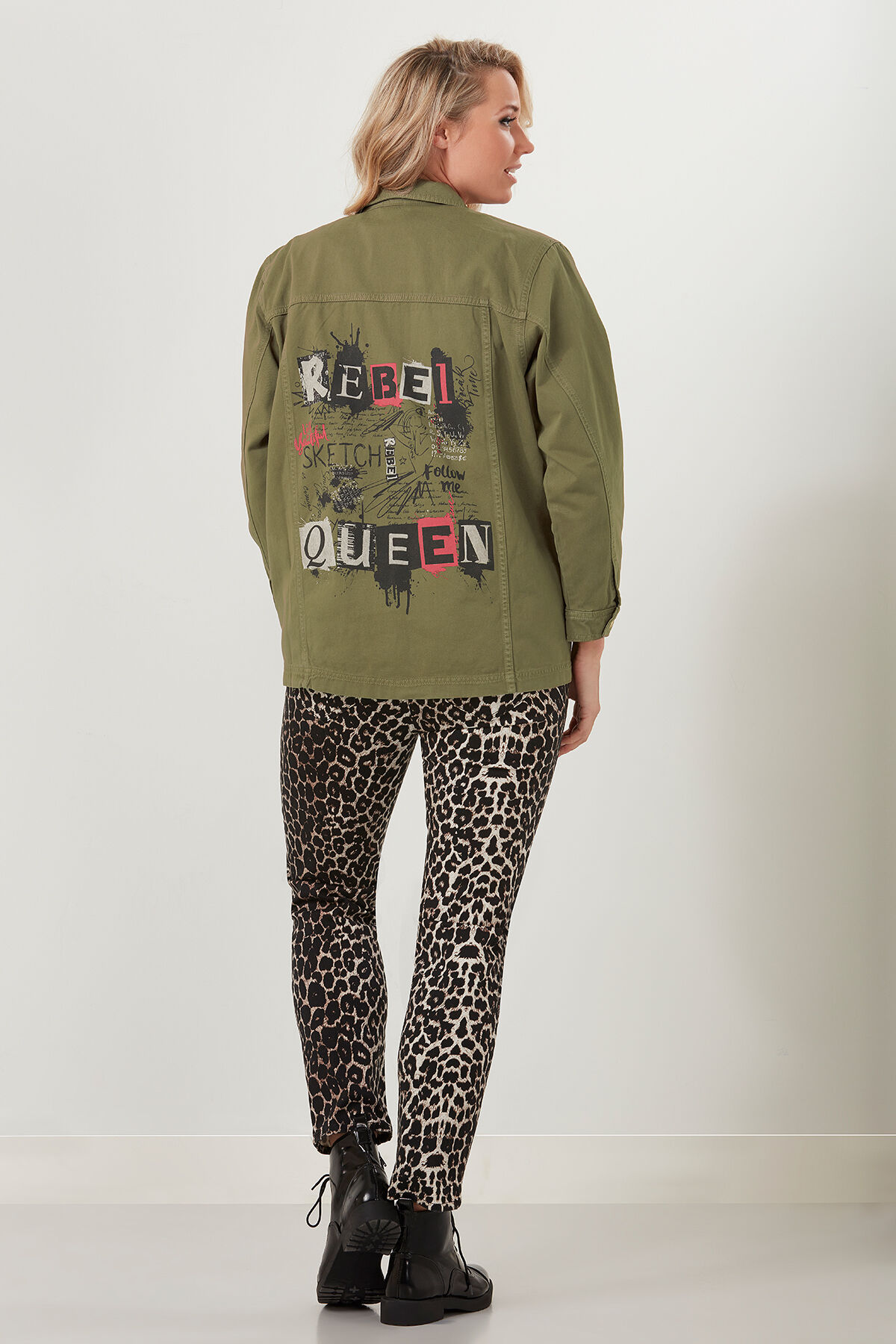 Chaqueta con bordados y texto estampado image number 3