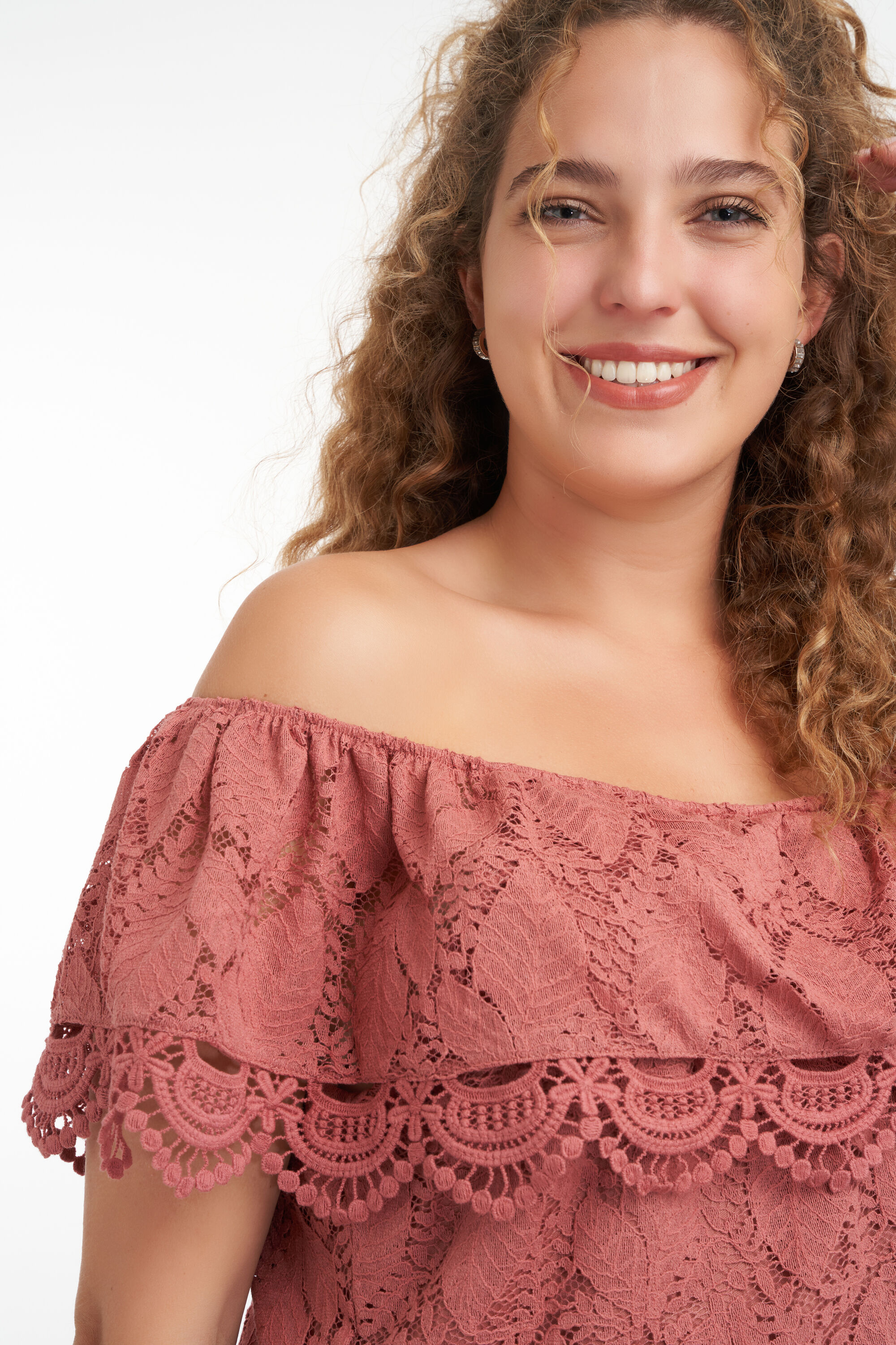 Top de encaje con hombros descubiertos image number 4