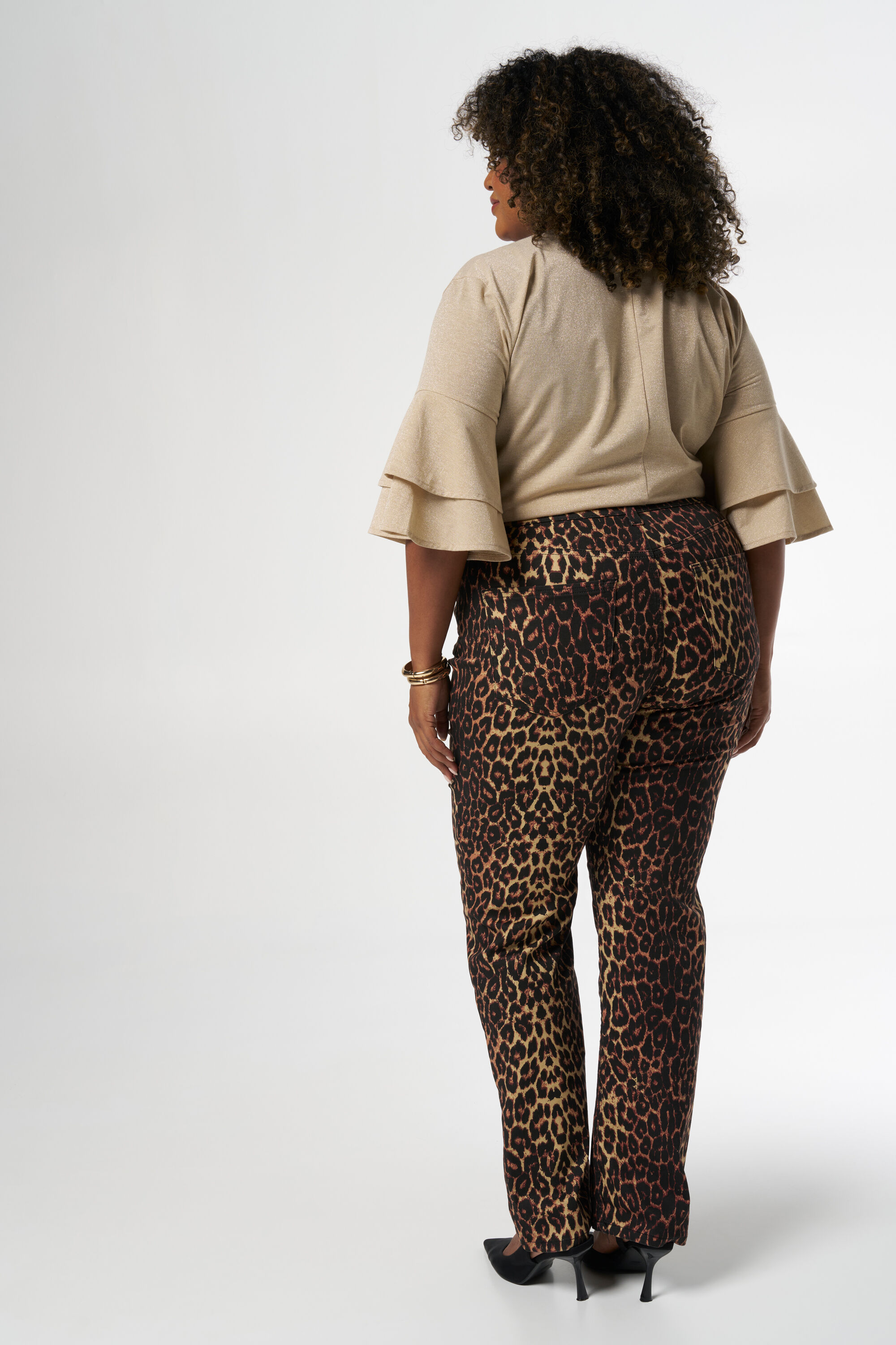 Vaqueros con estampado de pantera image number 3