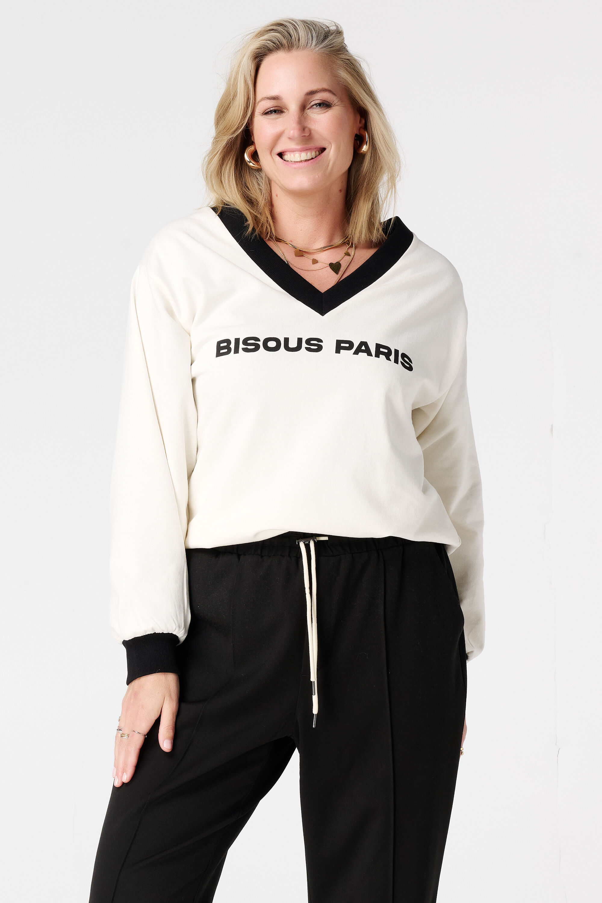 Su&eacute;ter con cuello en V y pu&ntilde;os en contraste