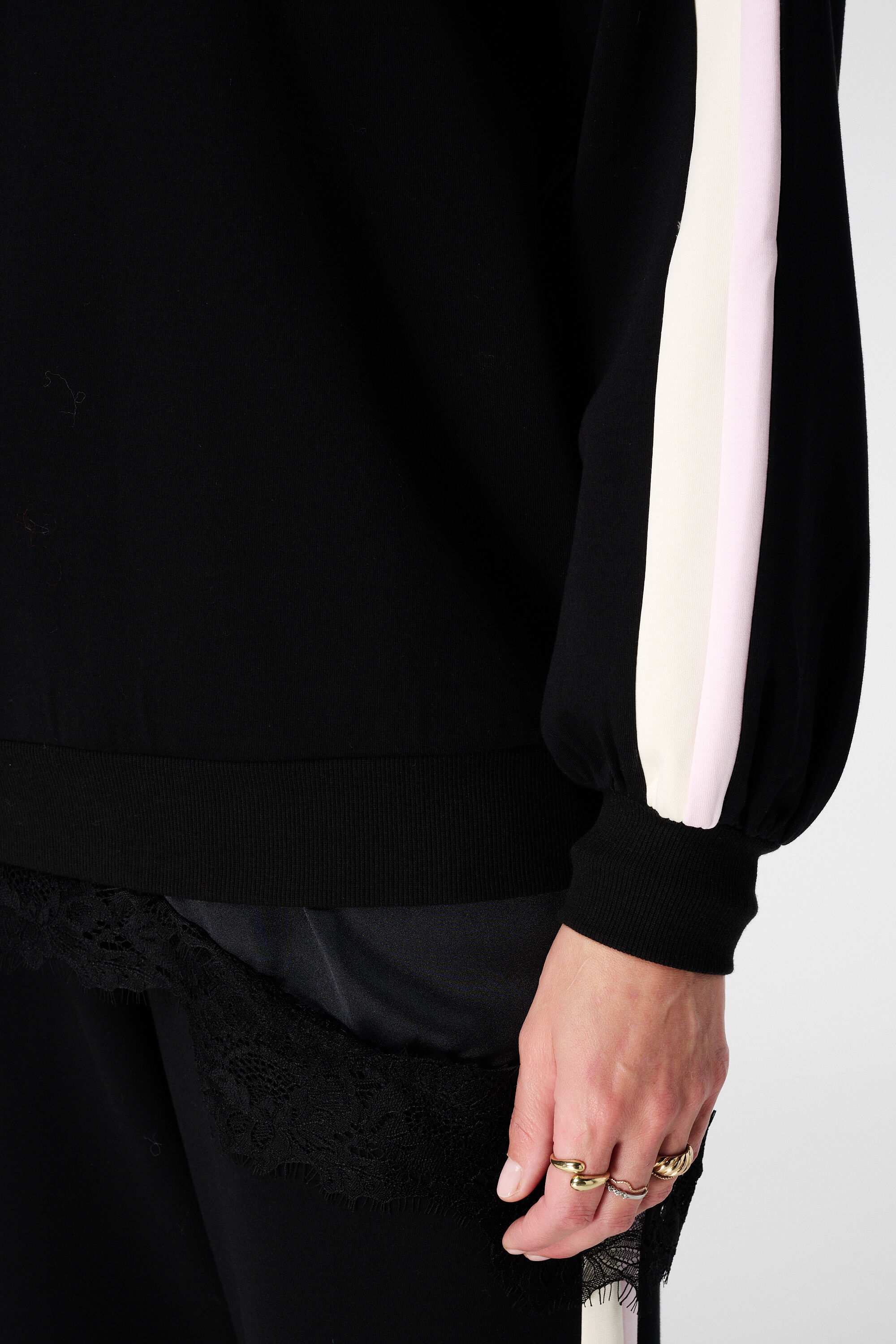 Su&eacute;ter con mangas globo y rayas deportivas image number 6