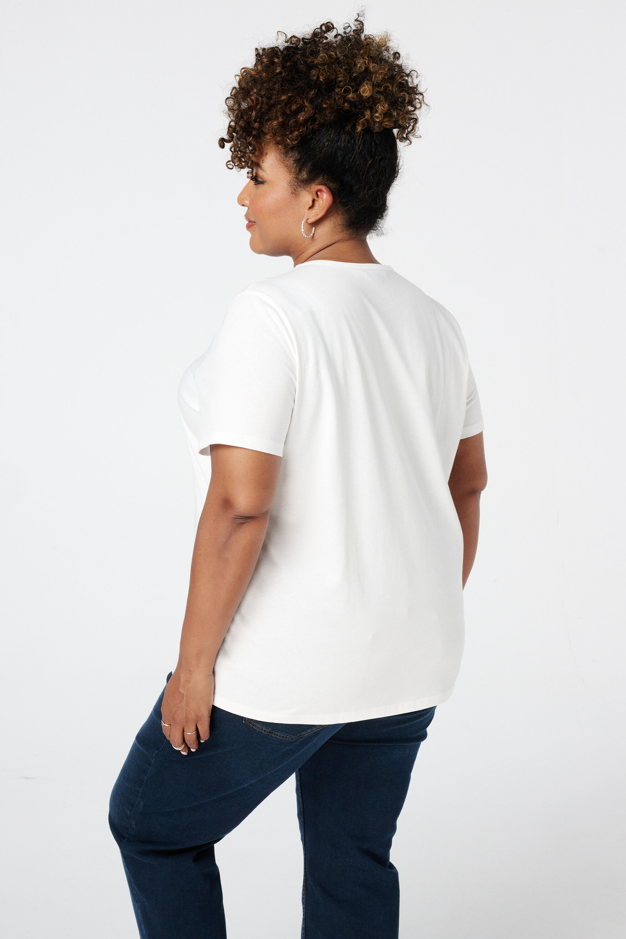 Camiseta con bordado image number 3