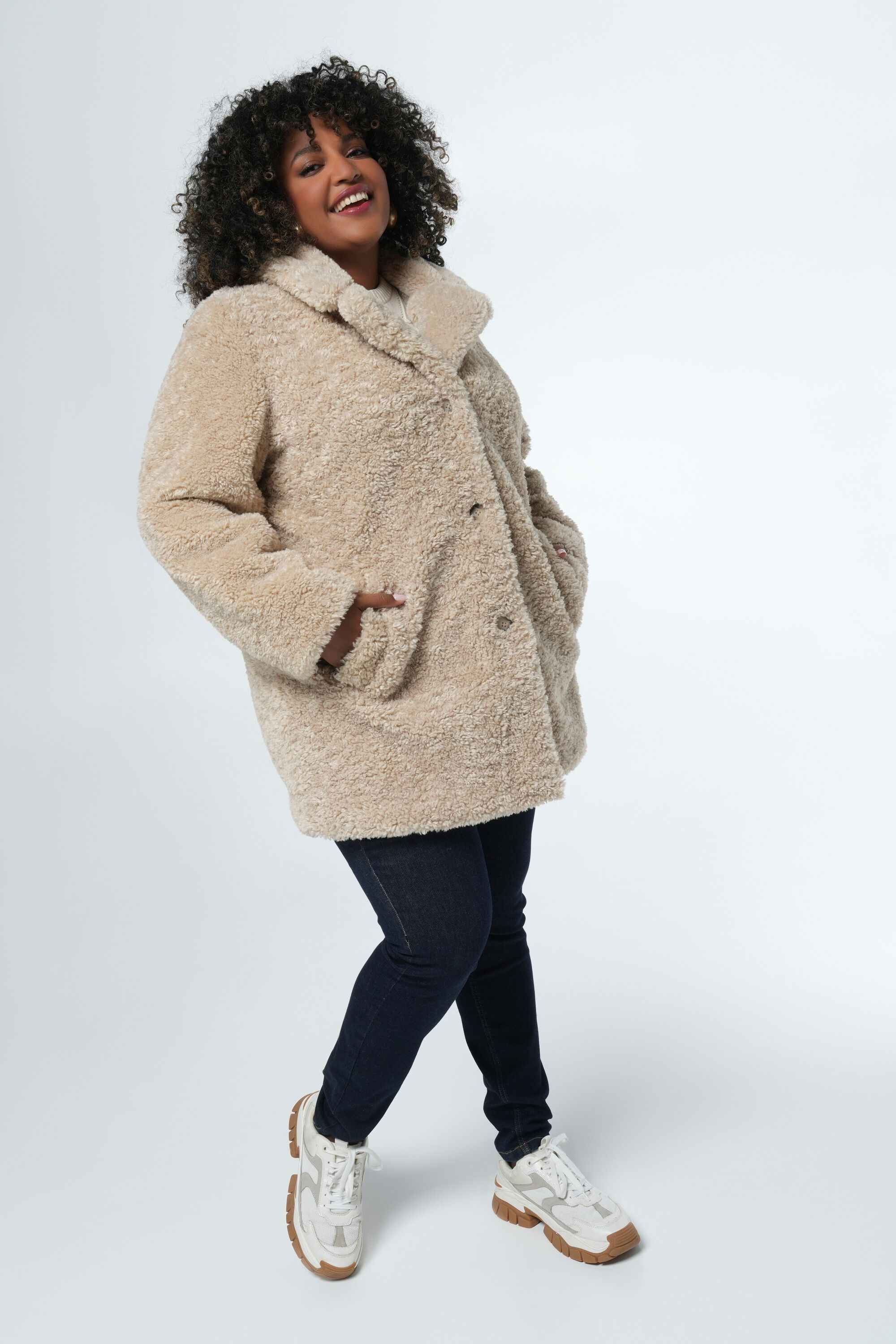 Abrigo de peluche image number 5