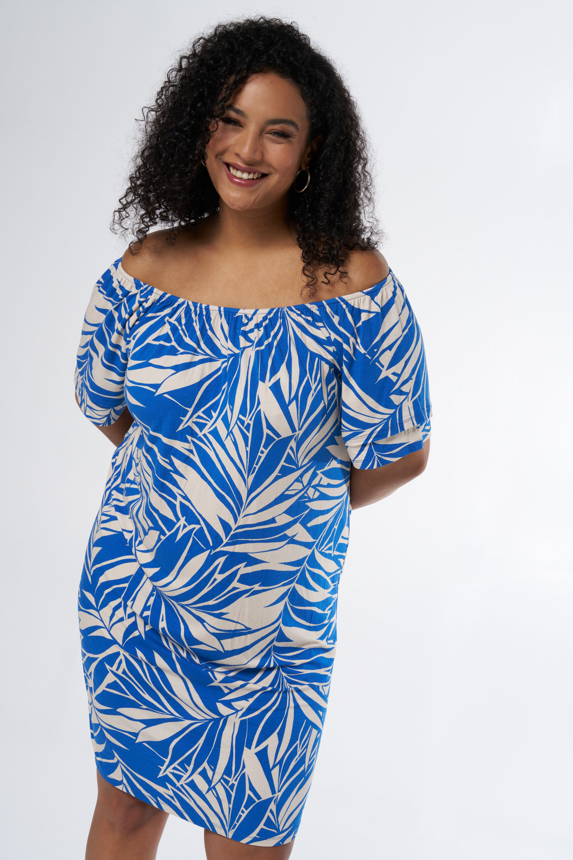 Vestido con los hombros al descubierto image number 5