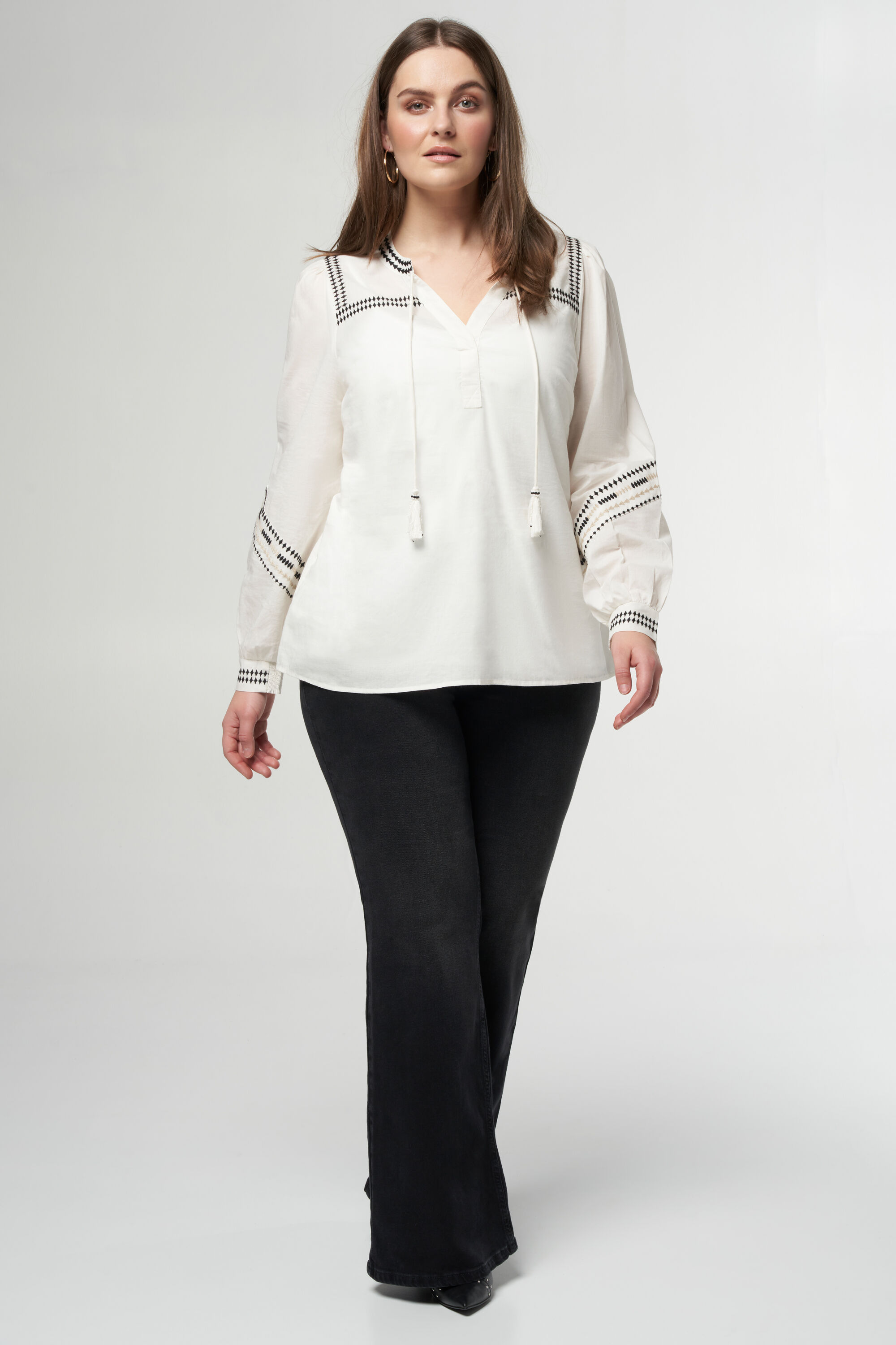 Blusa con bordados image number 6