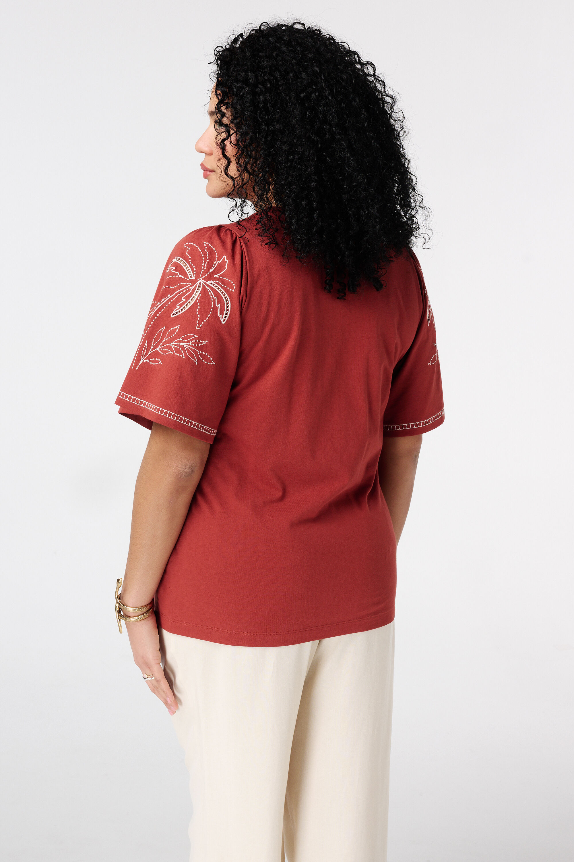 Camiseta con bordado image number 3