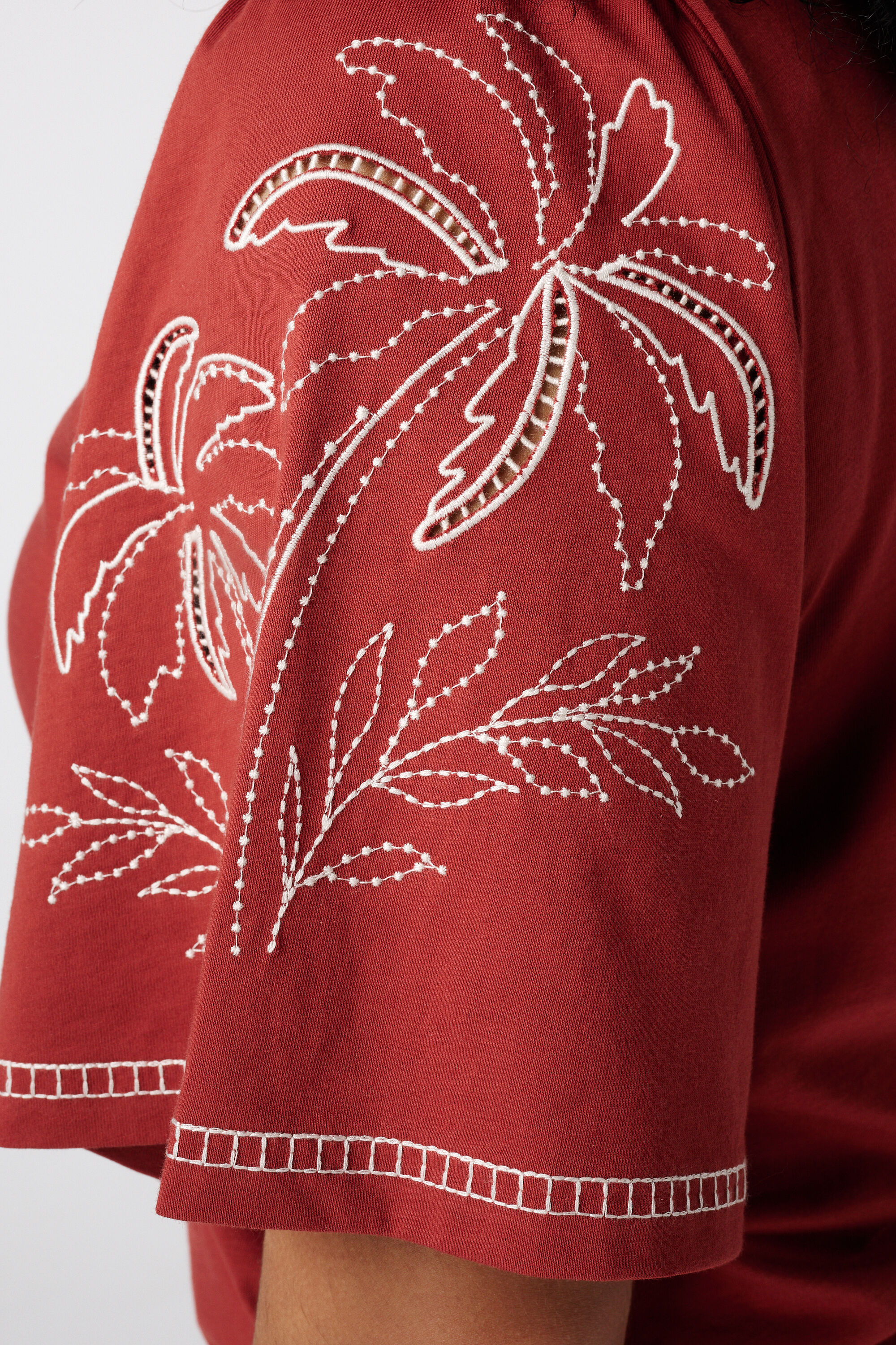 Camiseta con bordado image number 6