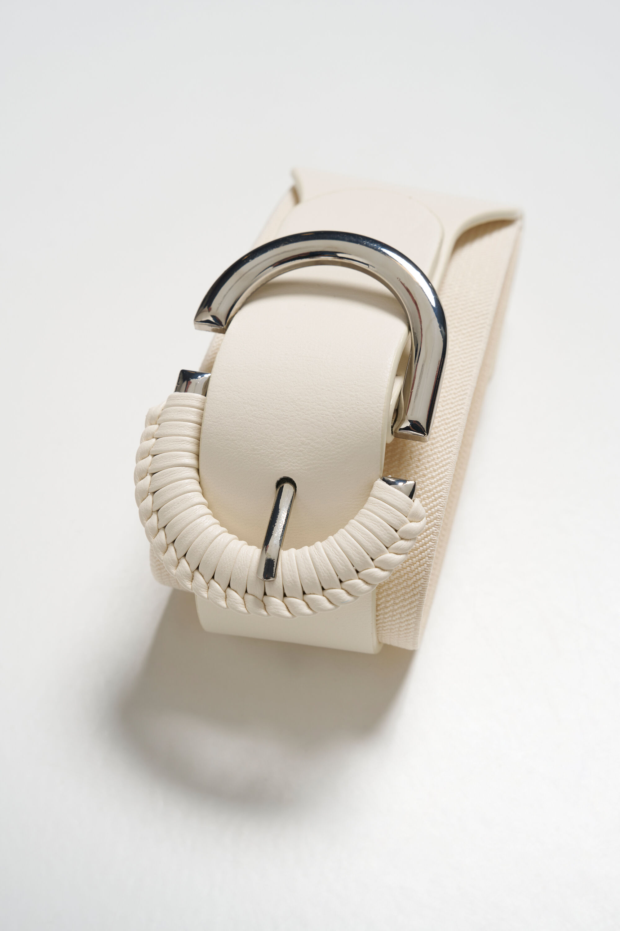 Cintur&oacute;n con detalles trenzados image number 1