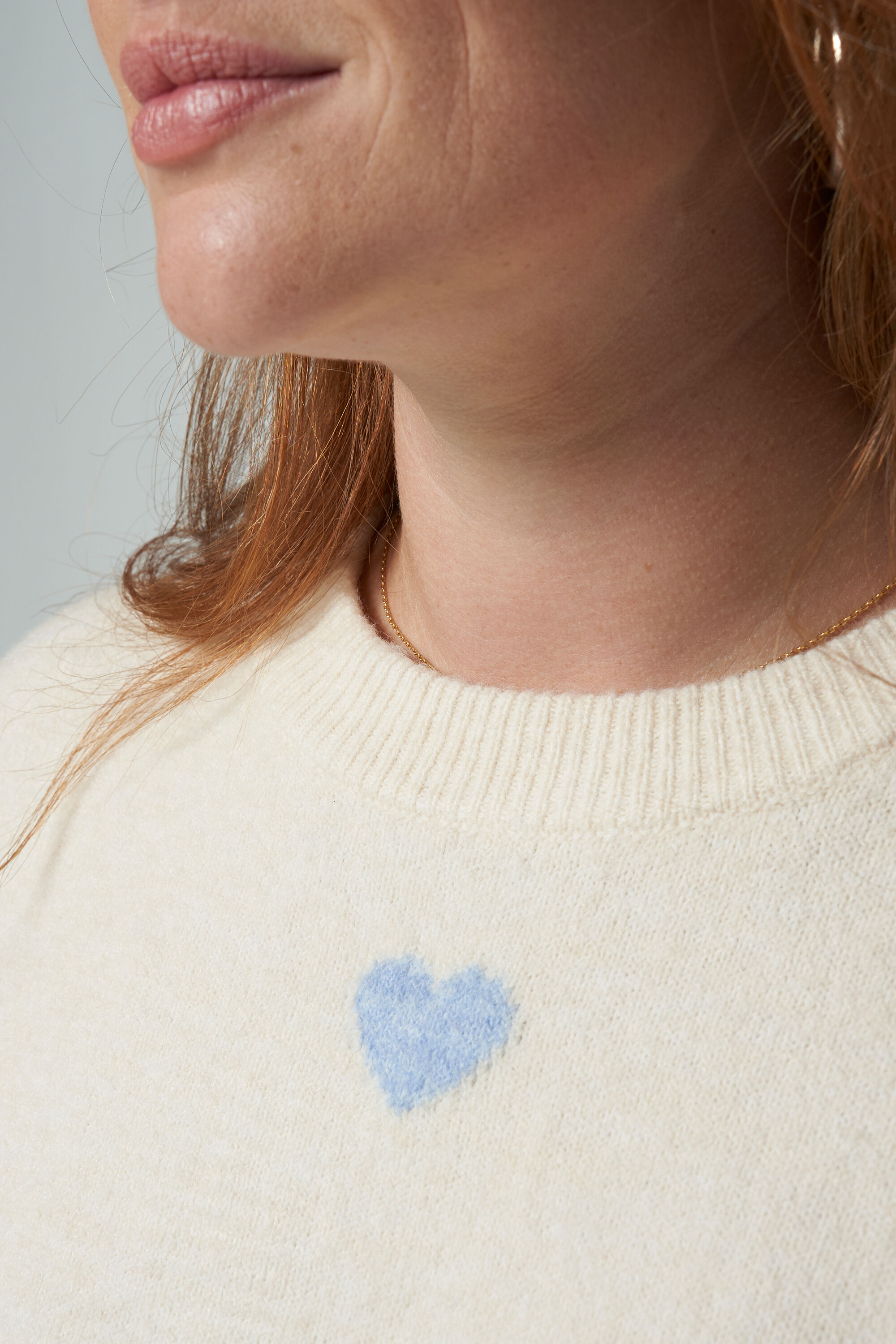 Su&eacute;ter con patr&oacute;n de corazones image number 4