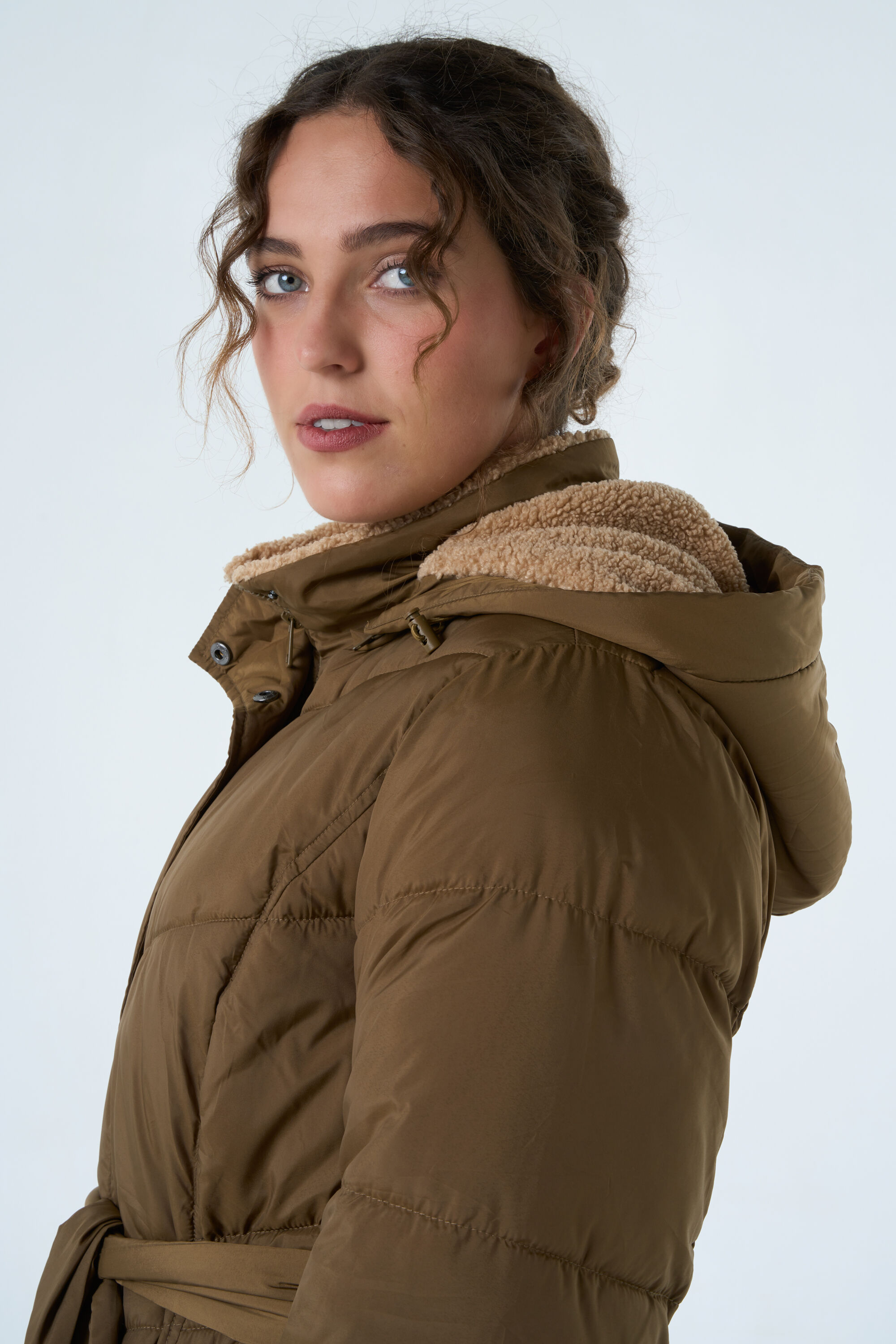 Chaqueta acolchada larga con cintur&oacute;n image number 5