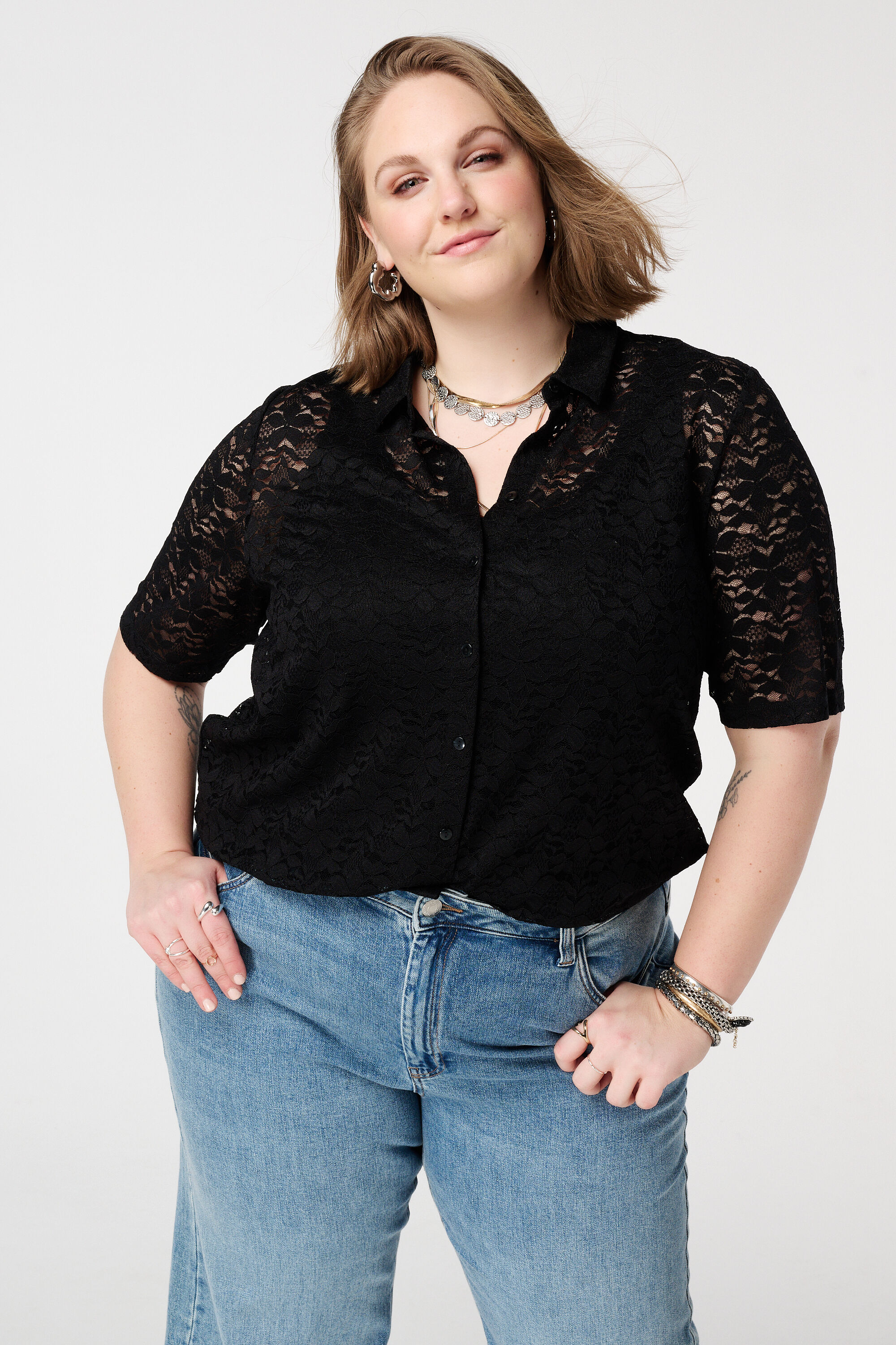 Top de encaje con mangas cortas image number 0