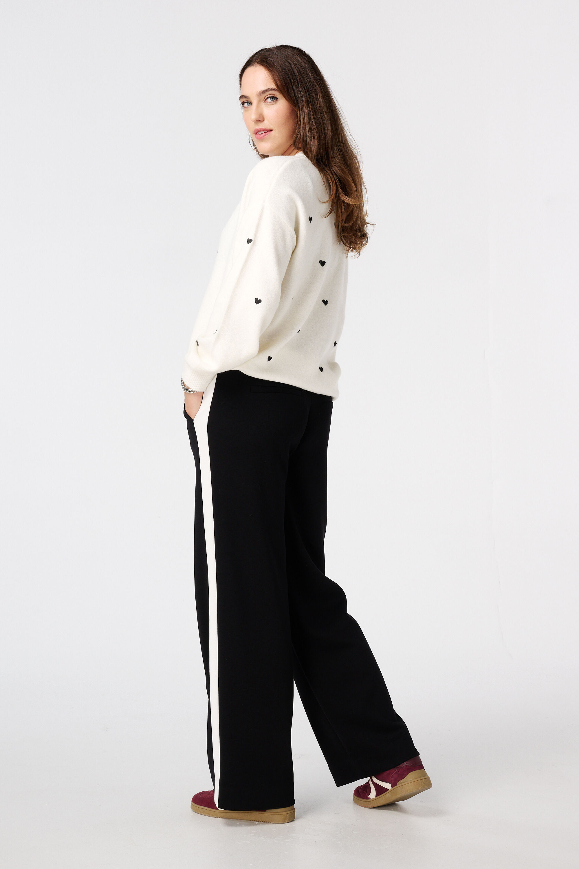 Pantalones anchos con raya en contraste image number 3