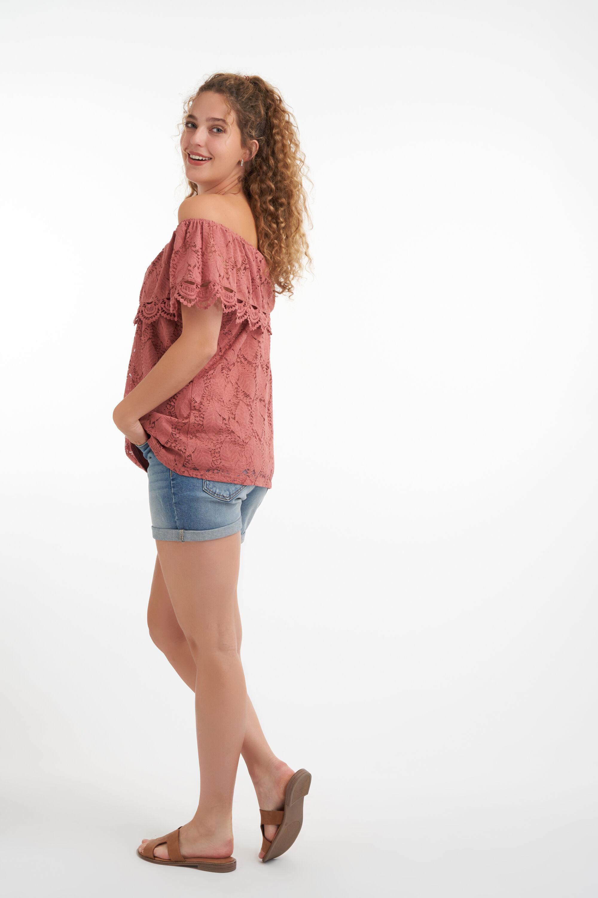 Top de encaje con hombros descubiertos image number 5