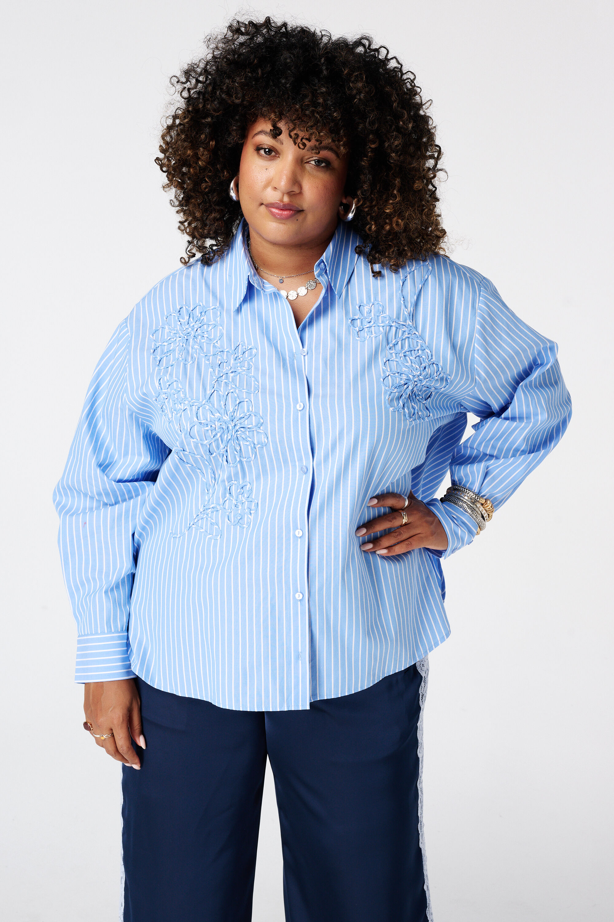 Blusa de rayas con bordado