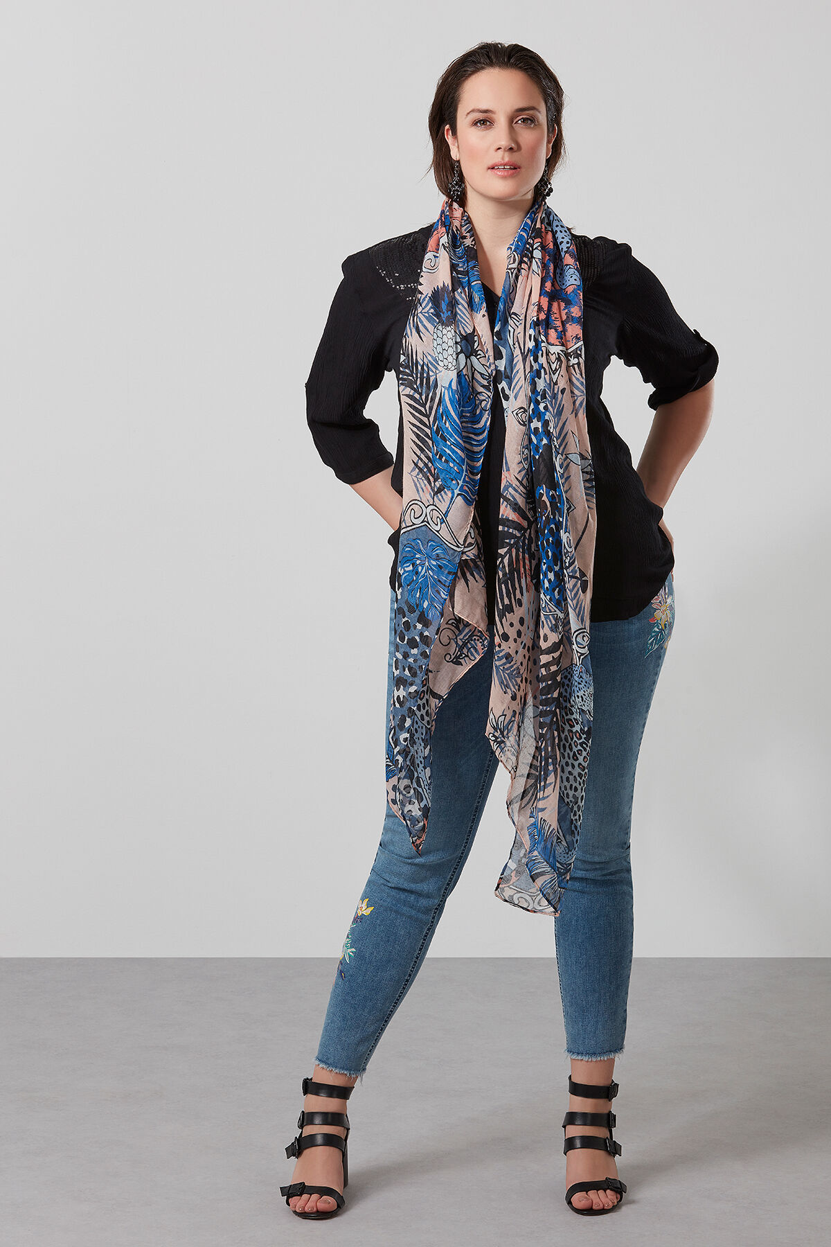 Fular con estampado animal image number 0