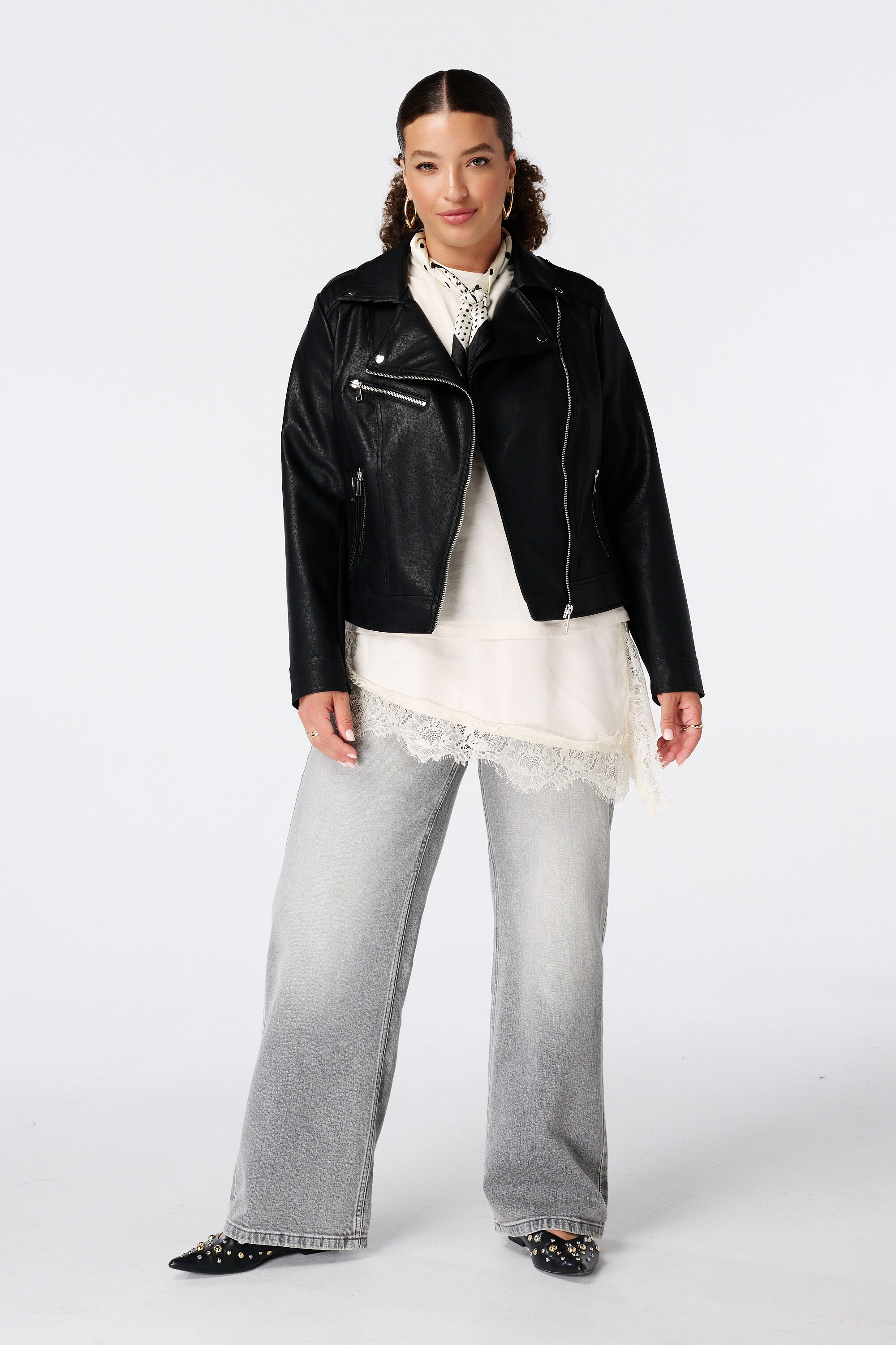 Chaqueta tipo cuero con detalles plateados image number 5
