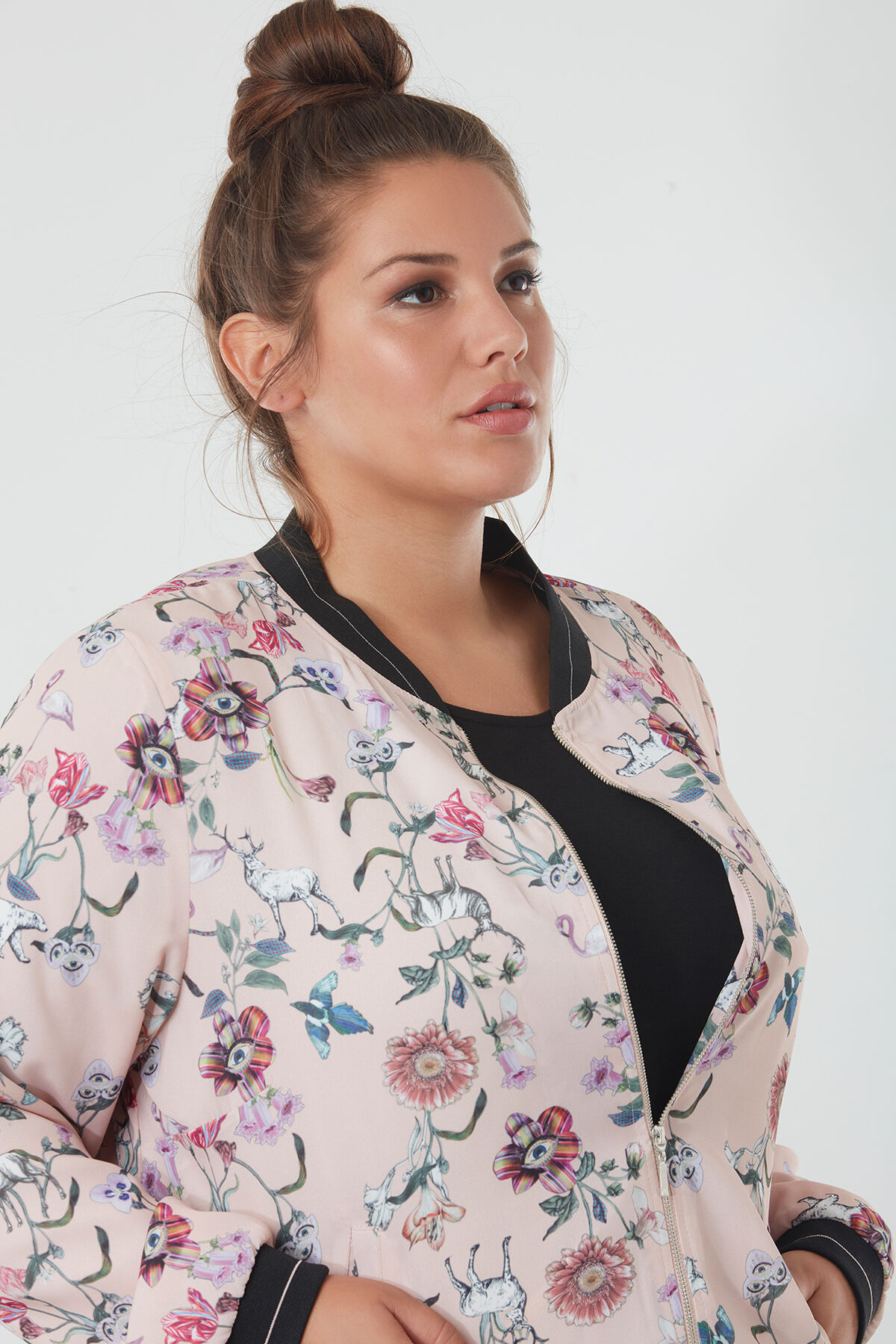 Chaqueta bomber con estampado de flores image number 4