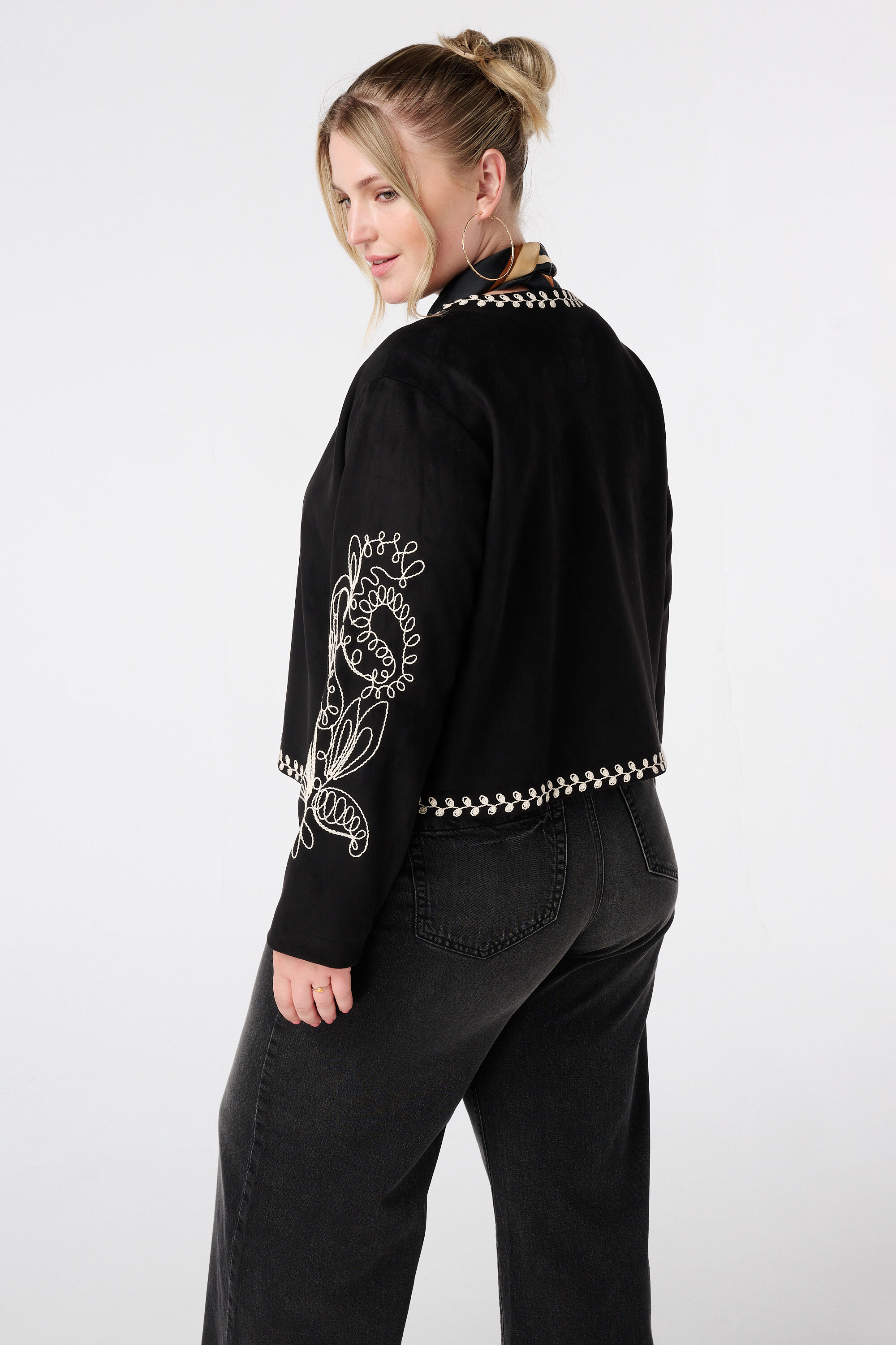 Chaqueta de antelina con bordado image number 3