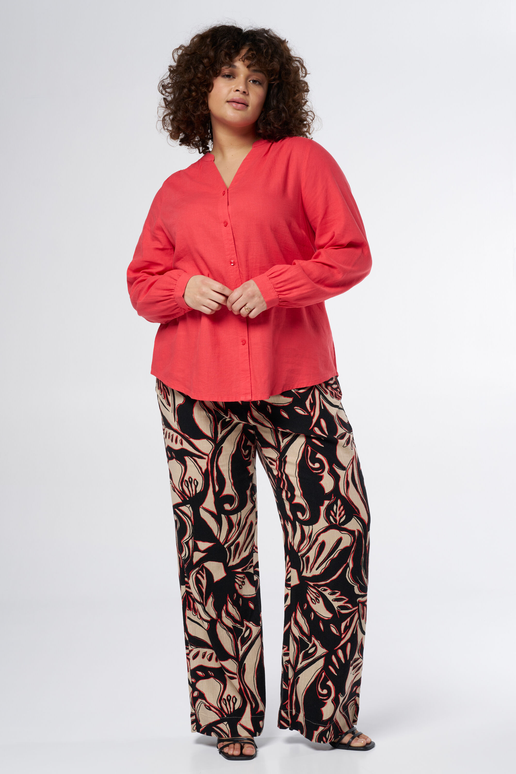 Blusa con un escote en V image number 5