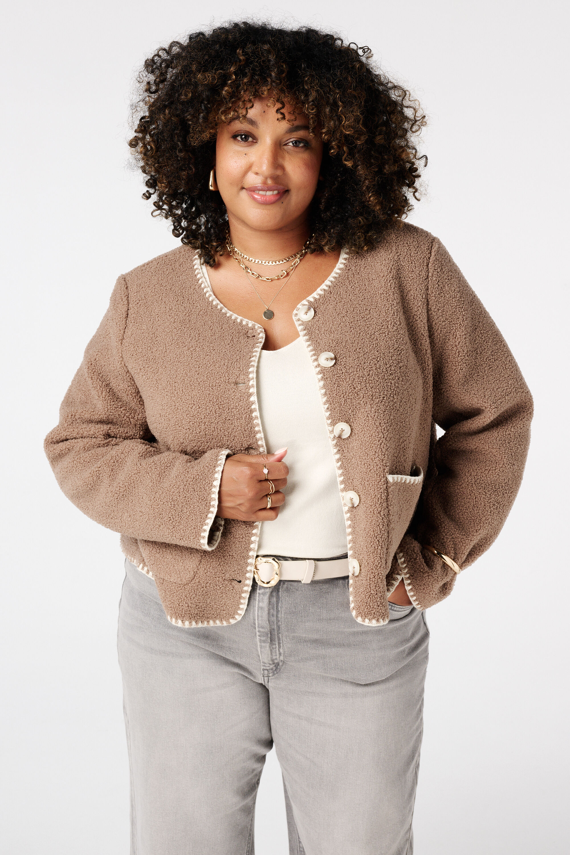 Chaqueta Teddy con costuras decorativas y cierre con botones