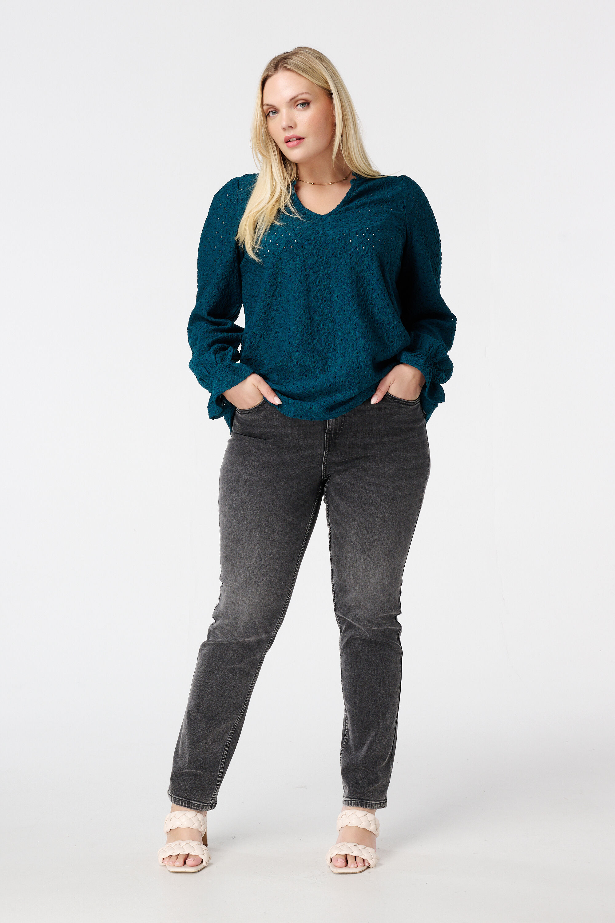 Top con bordado image number 5