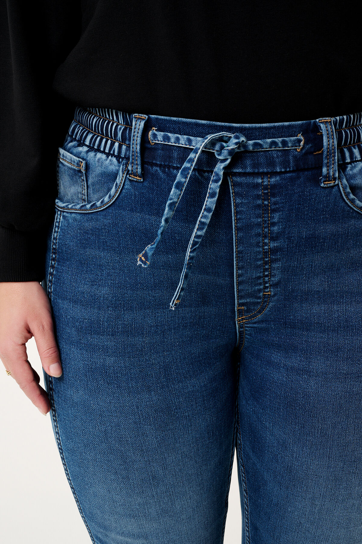 Pantalones joggers de denim image number 4