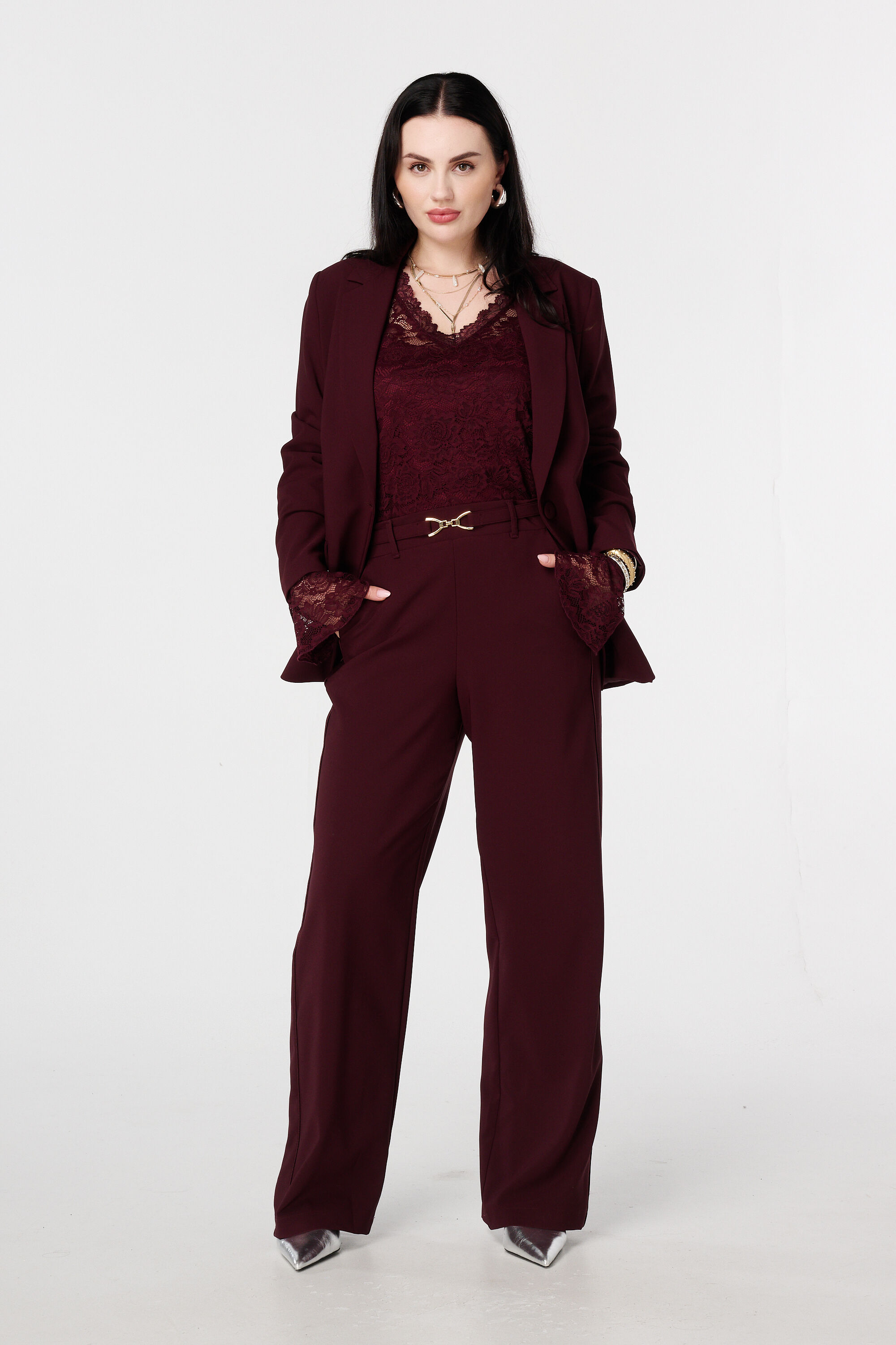 Pantal&oacute;n con hebilla dorada