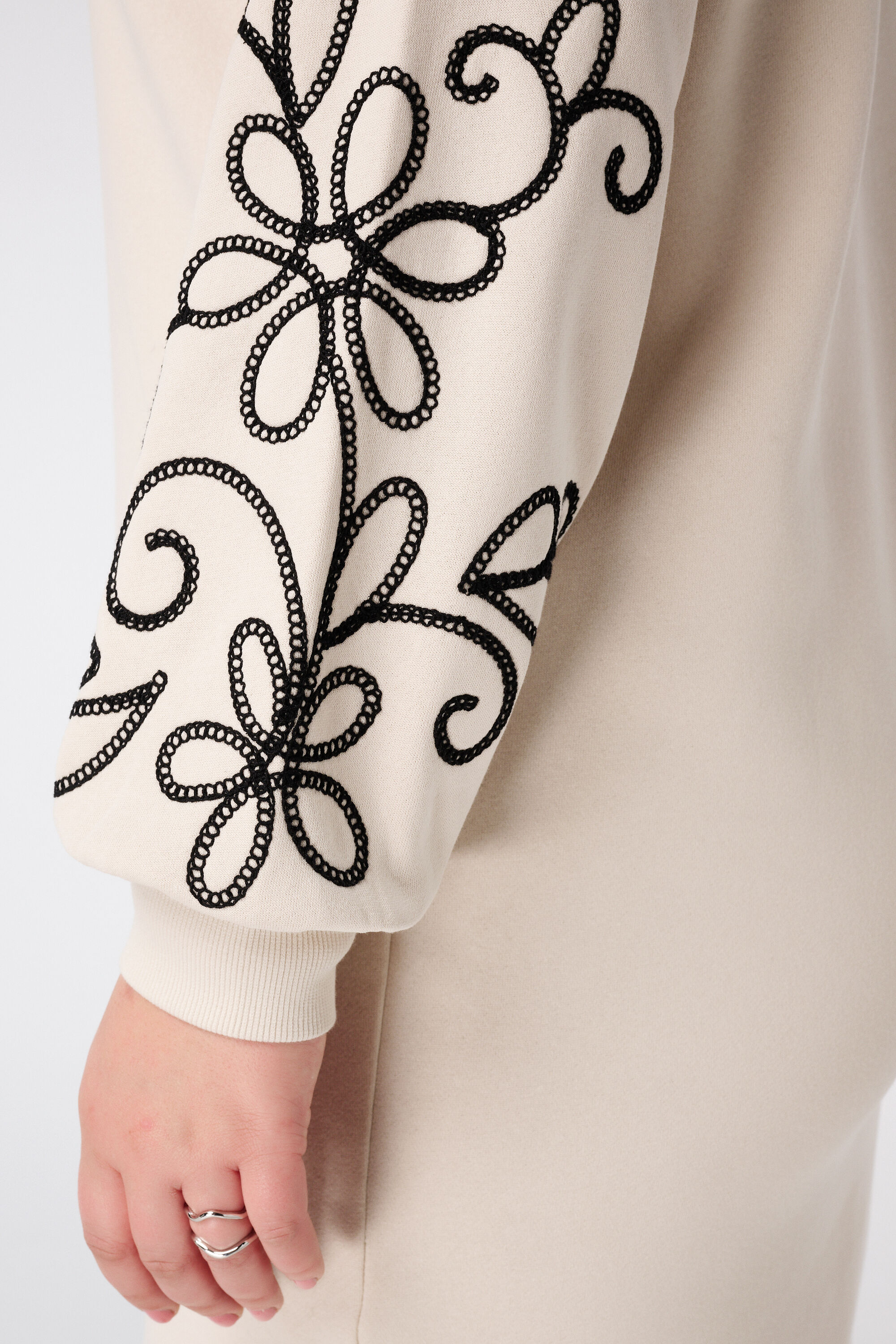 Vestido sudadera con detalles bordados image number 6