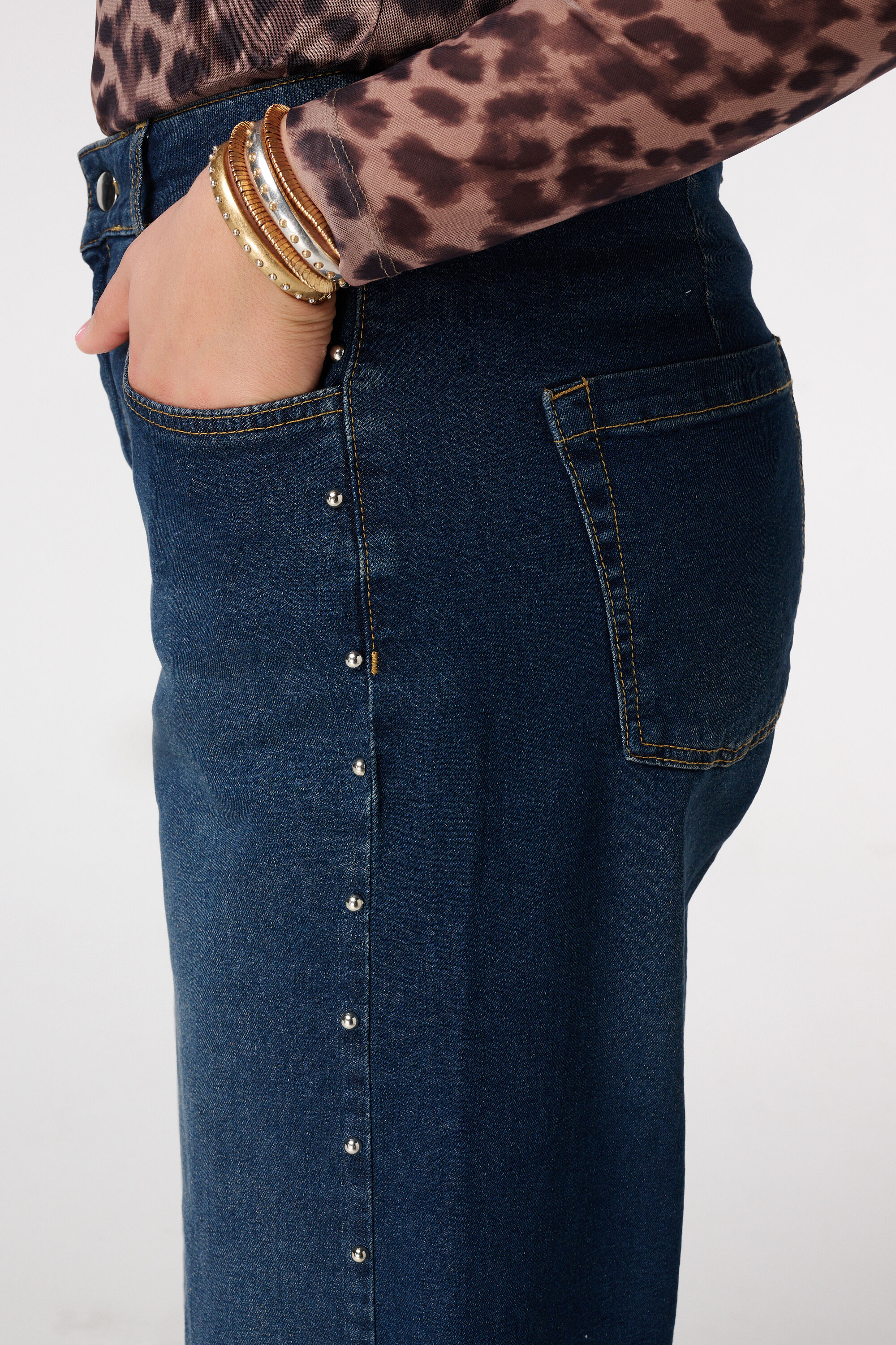 Jeans wide leg con tachuelas image number 4