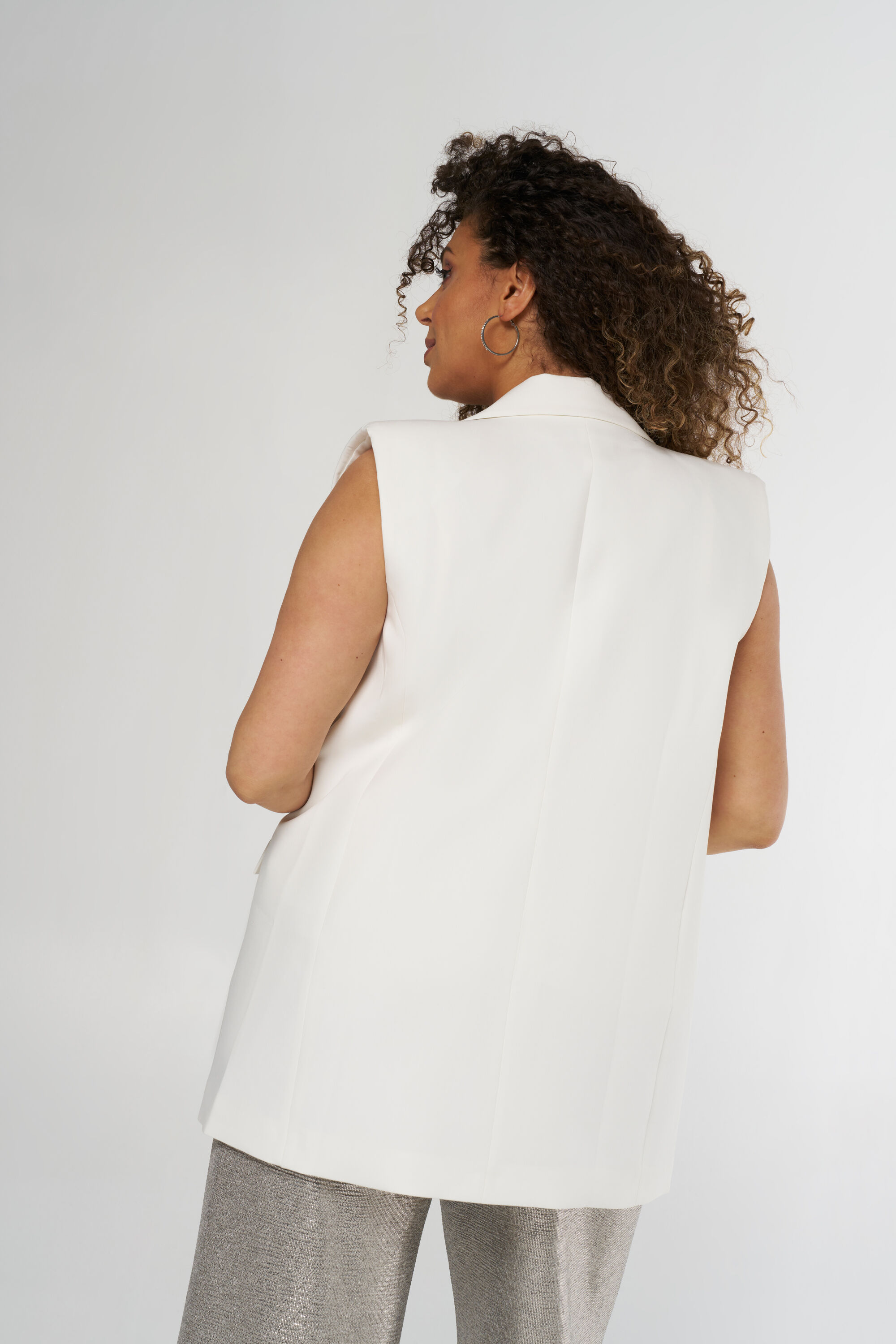 Chaleco con botones dorados image number 3